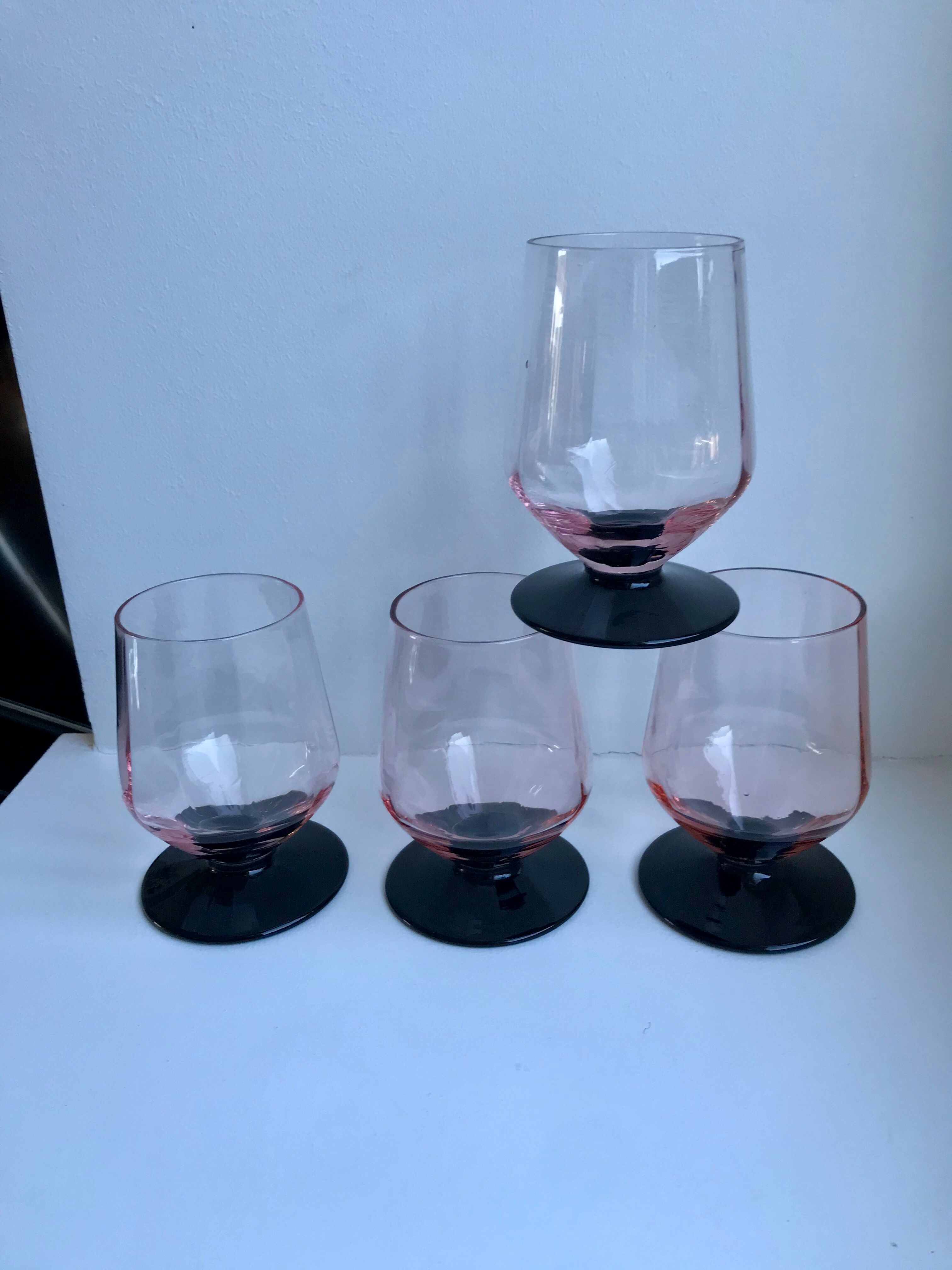 Set of 4 glasses with pink feet and black feet Art Deco 30s