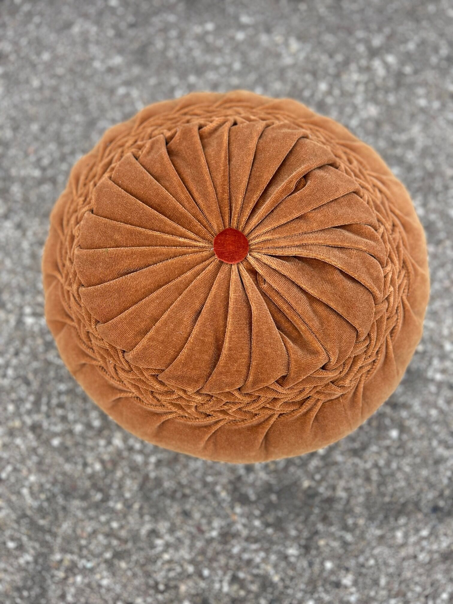 Coussin pouf en velours 1960