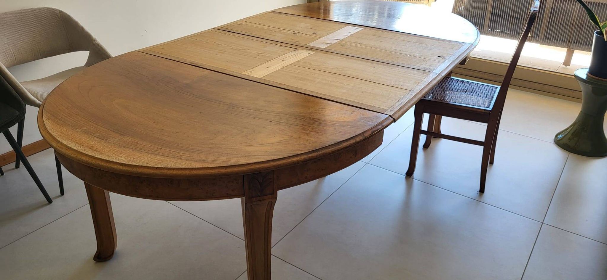 Table et 10 chaises de style Art Nouveau