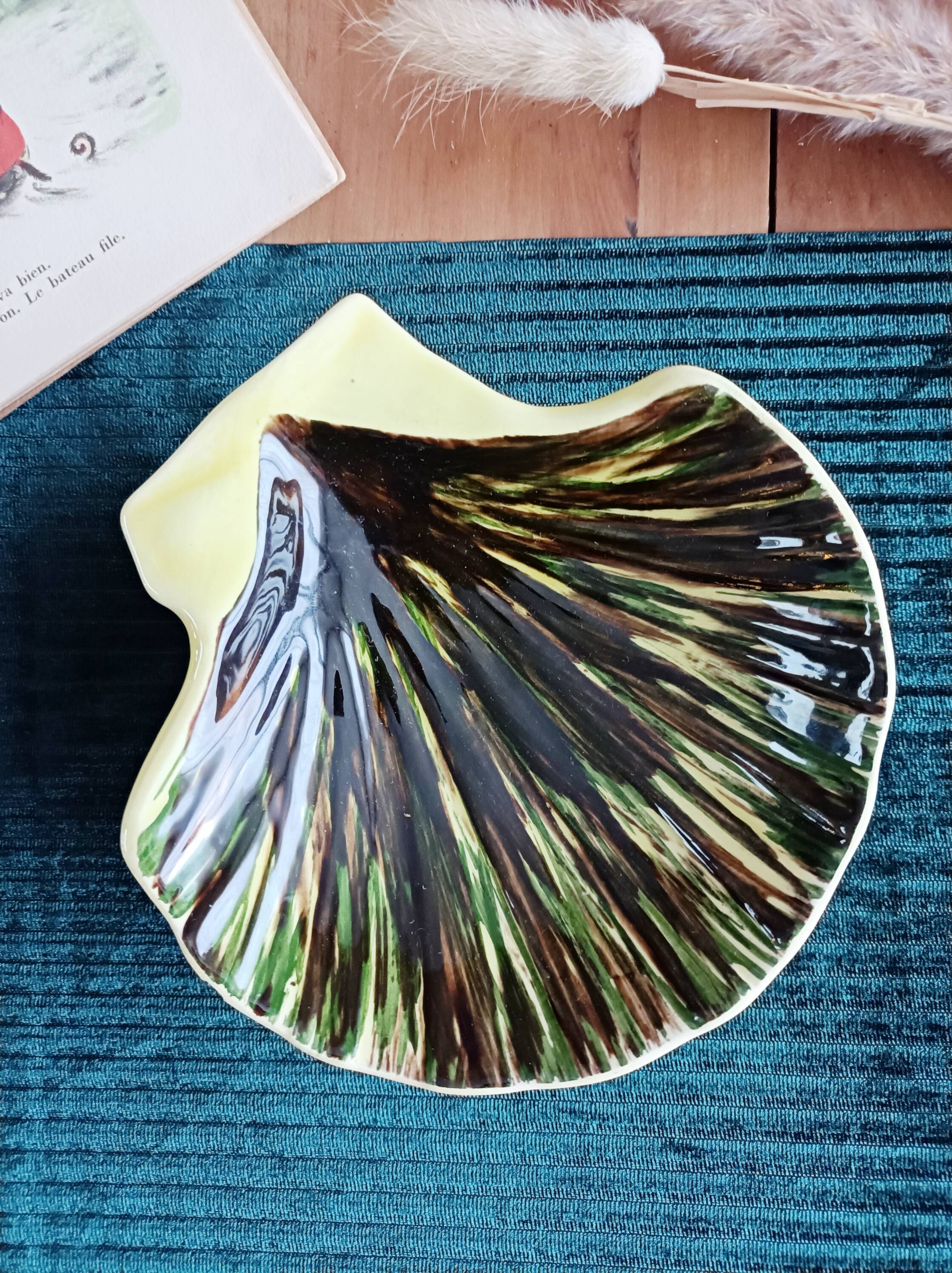 St-Clement shell-shaped butter dish and knife
