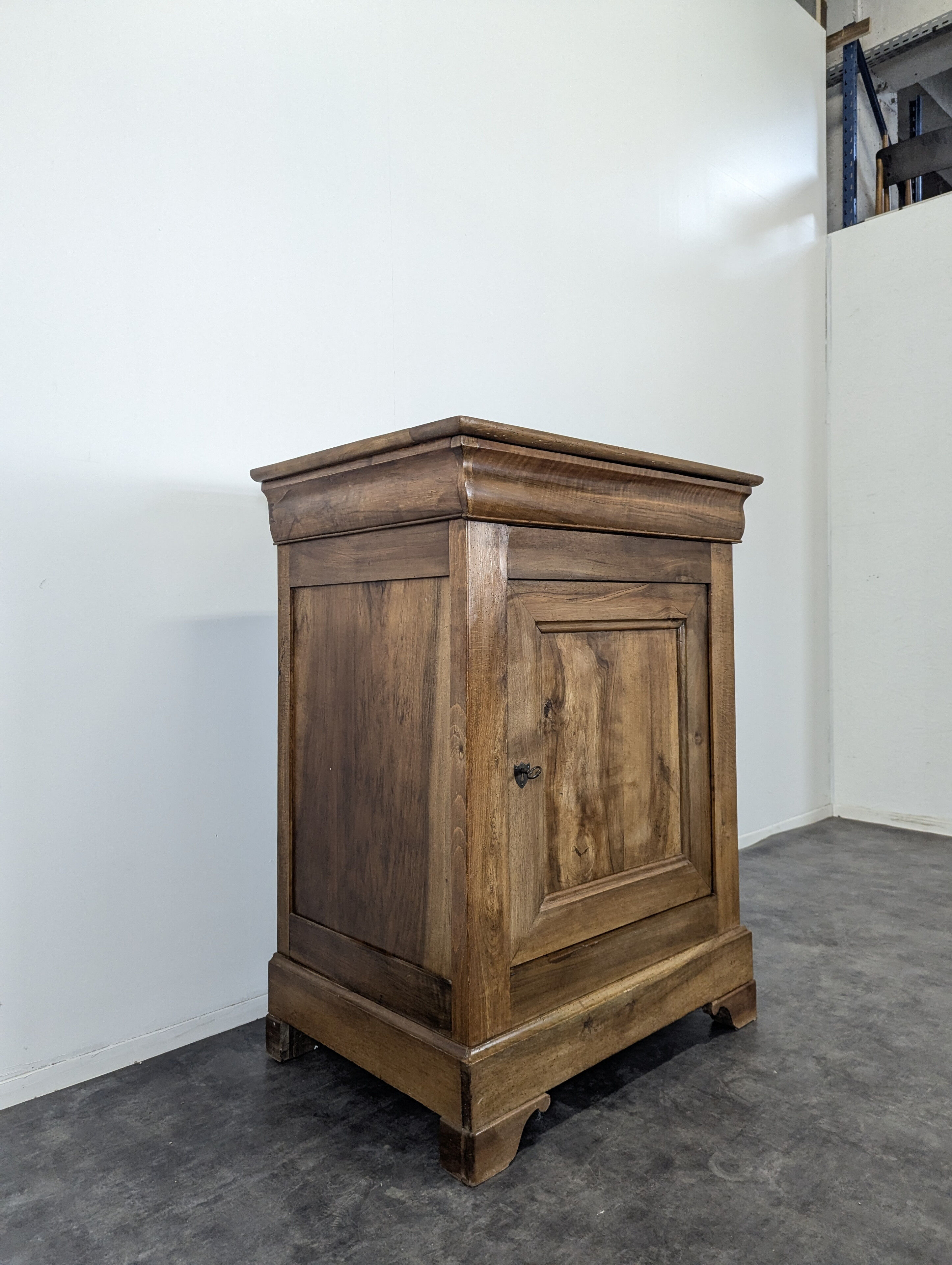 Walnut confiturier in Louis Philippe style