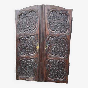 Portes d'armoire ancienne en bois sculpté.