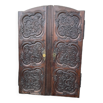 Portes d'armoire ancienne en bois sculpté.