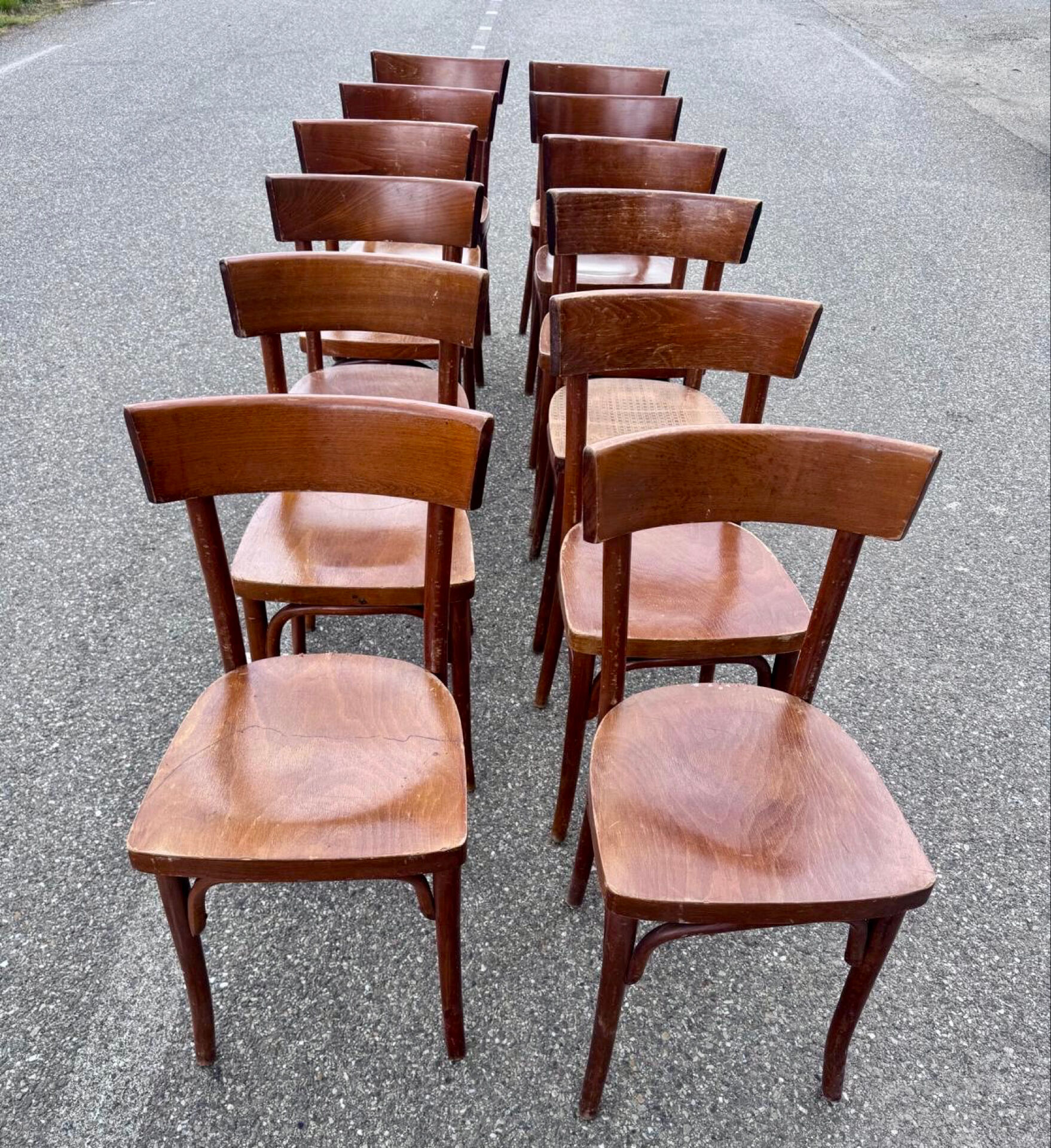 12 chaises bistrot anciennes en bois courbé