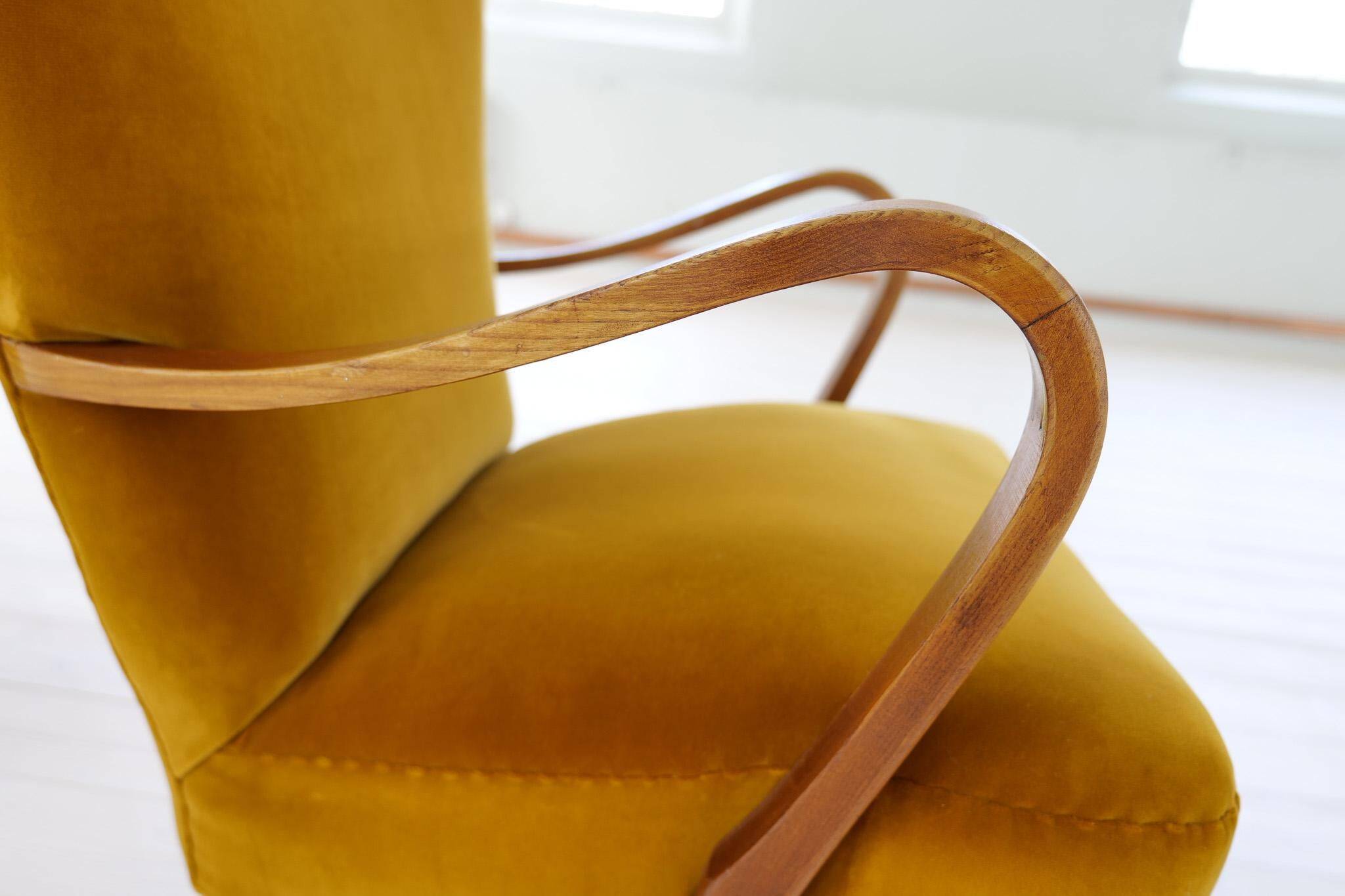 Modern Scandinavian Art Deco lounge chairs in velvet from the 1940s.