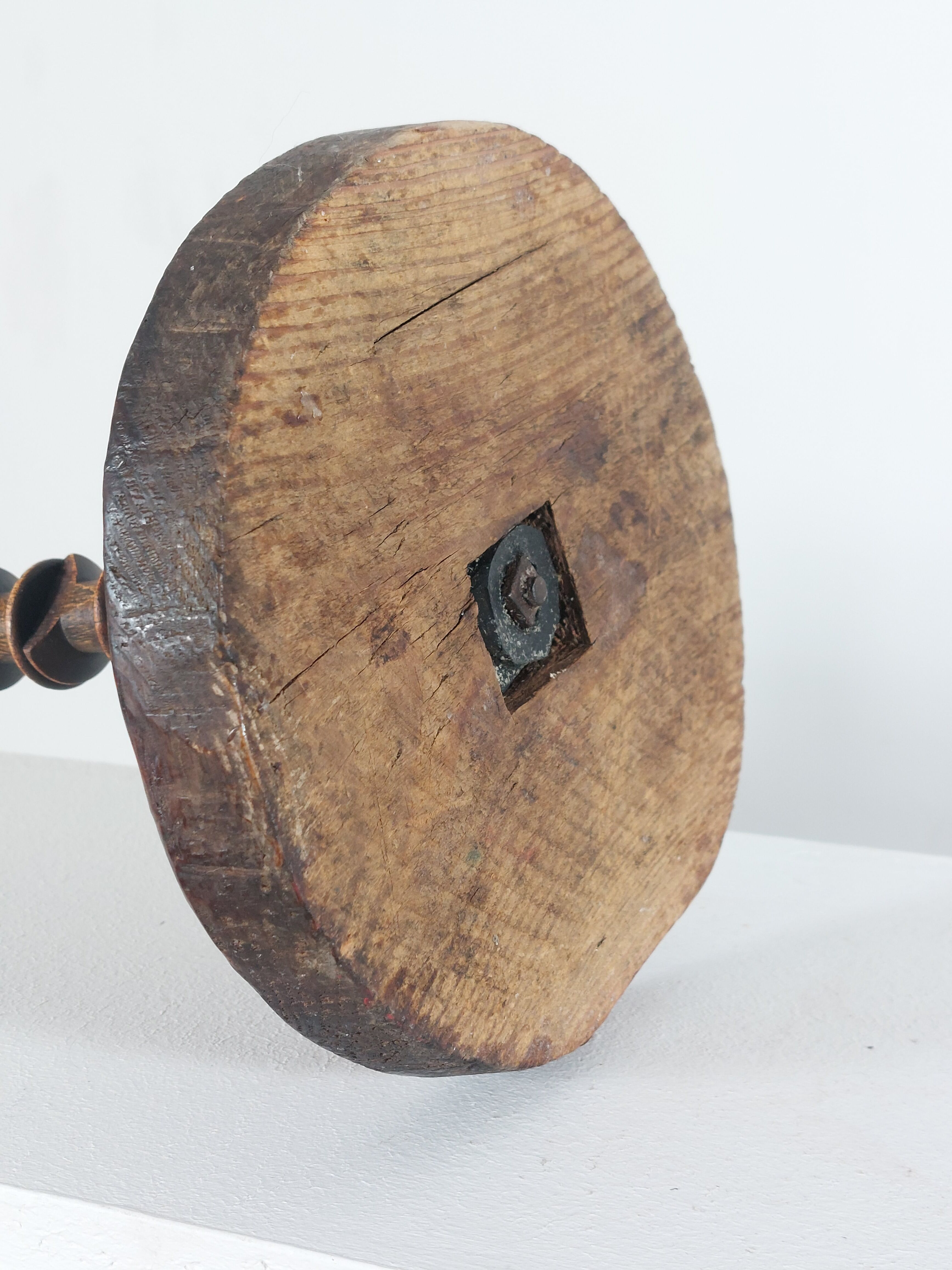 Bougeoir en bobine tourné patiné antique, art populaire.