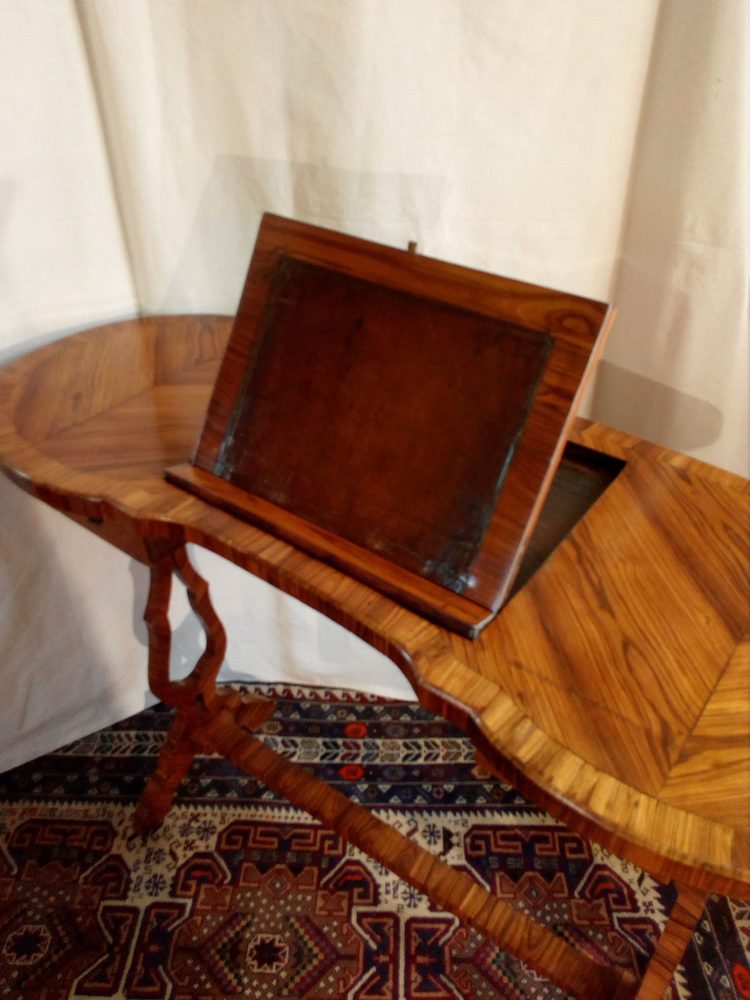 Kidney-shaped reading table