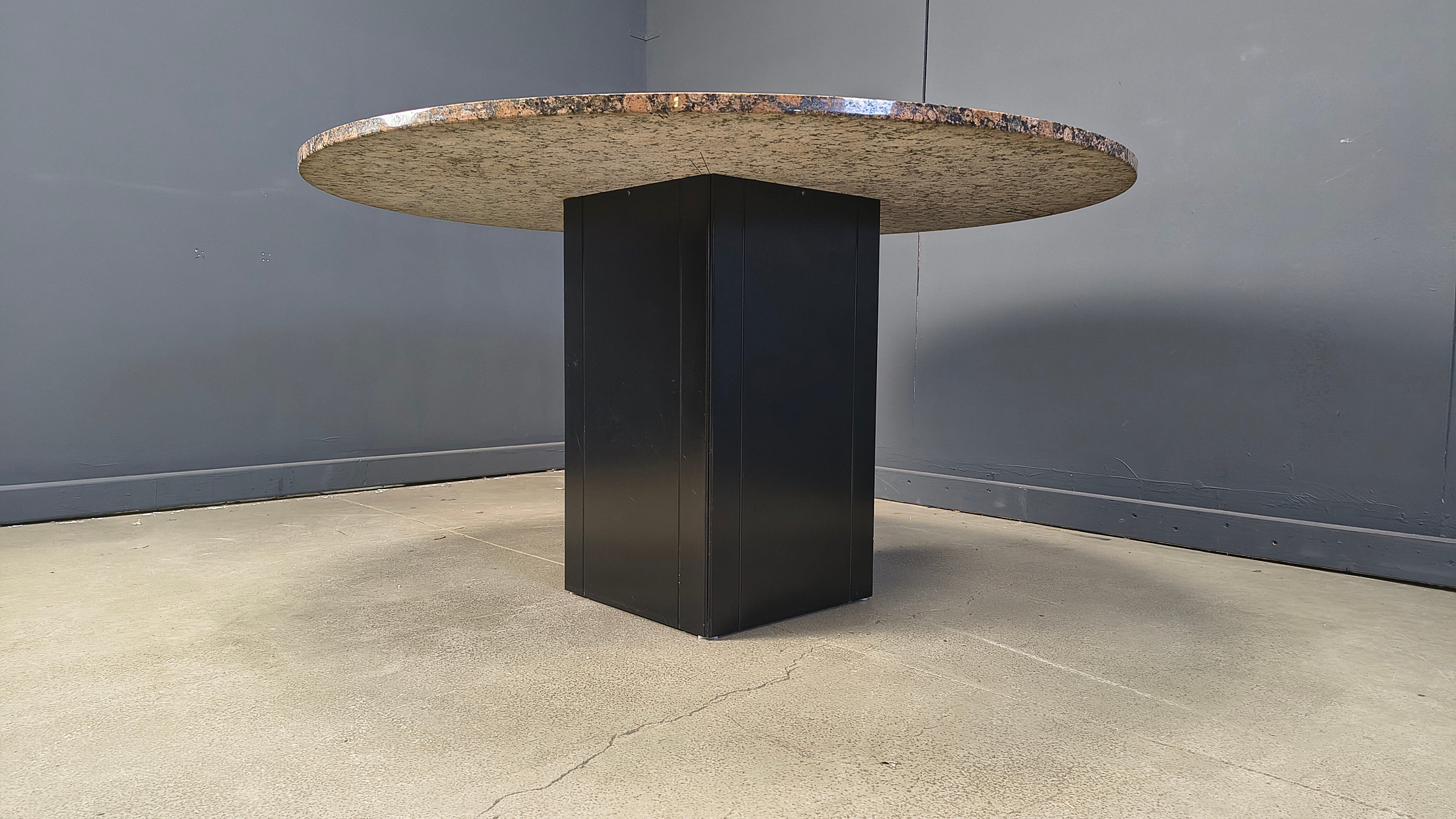 Table ronde en granit vintage, années 1970
