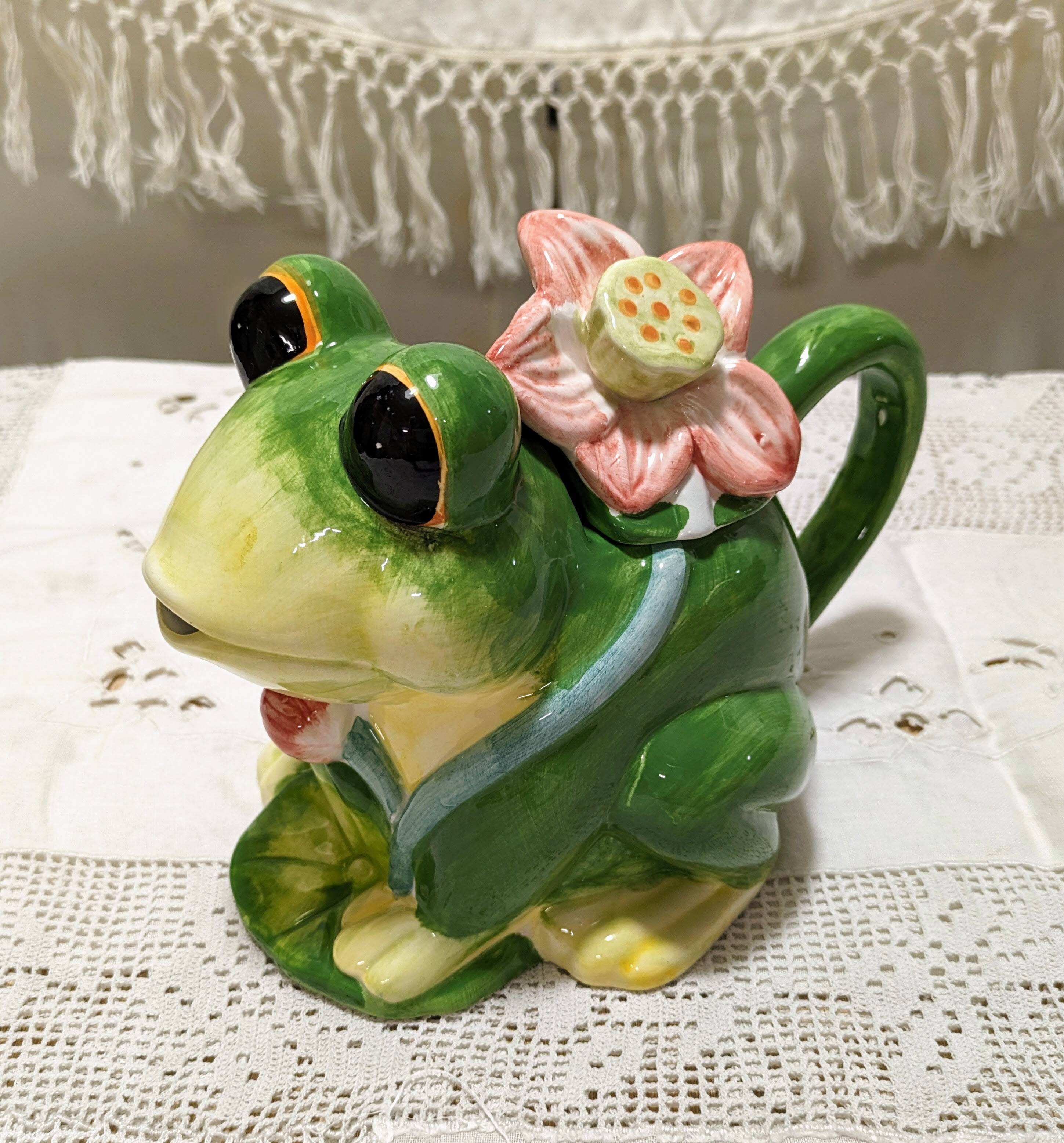 Frog teapot in earthenware with its lid and flowers.
