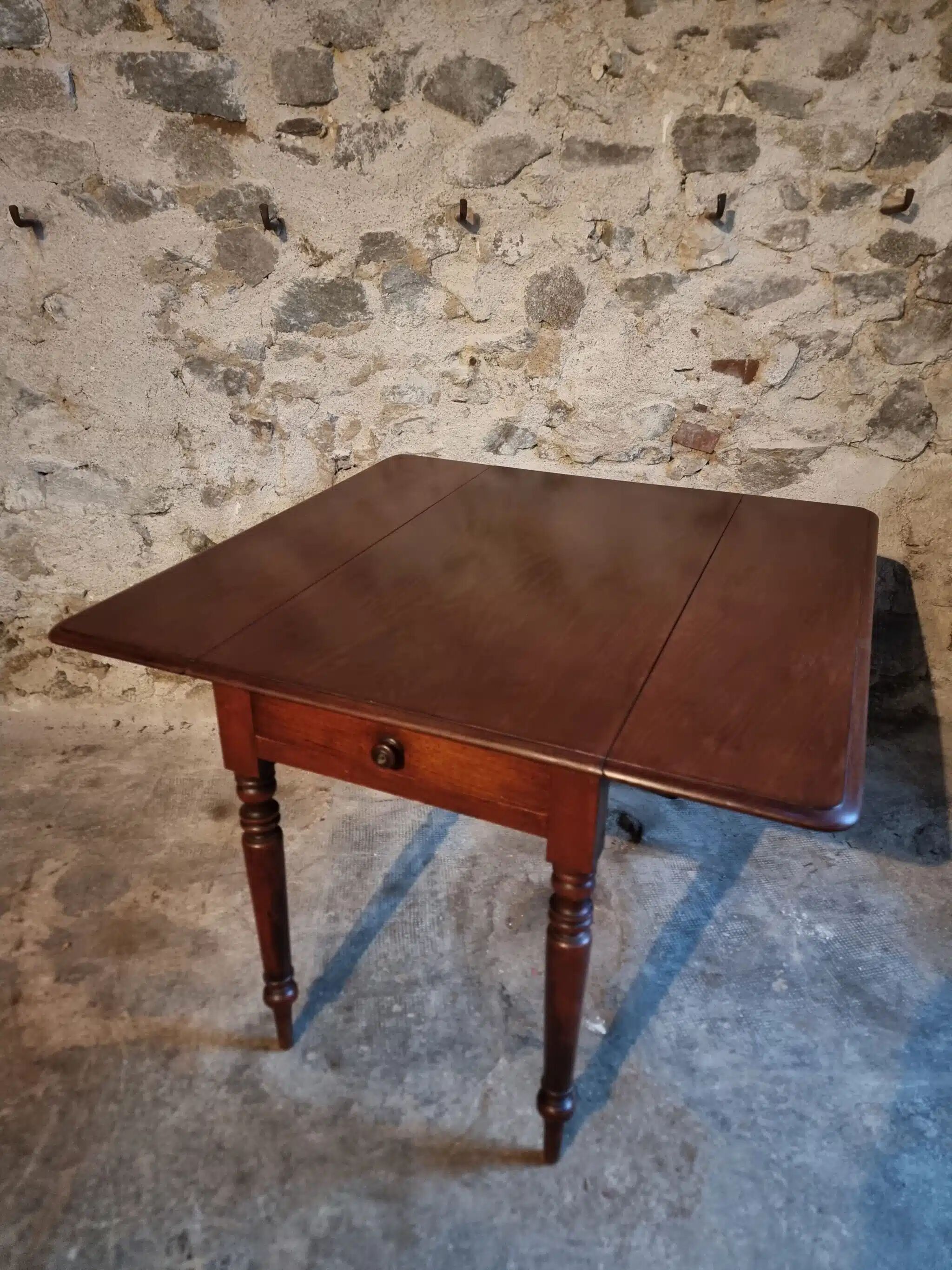 Antique English drop-leaf table in mahogany, late 19th century.