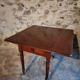 Antique English drop-leaf table in mahogany, late 19th century.