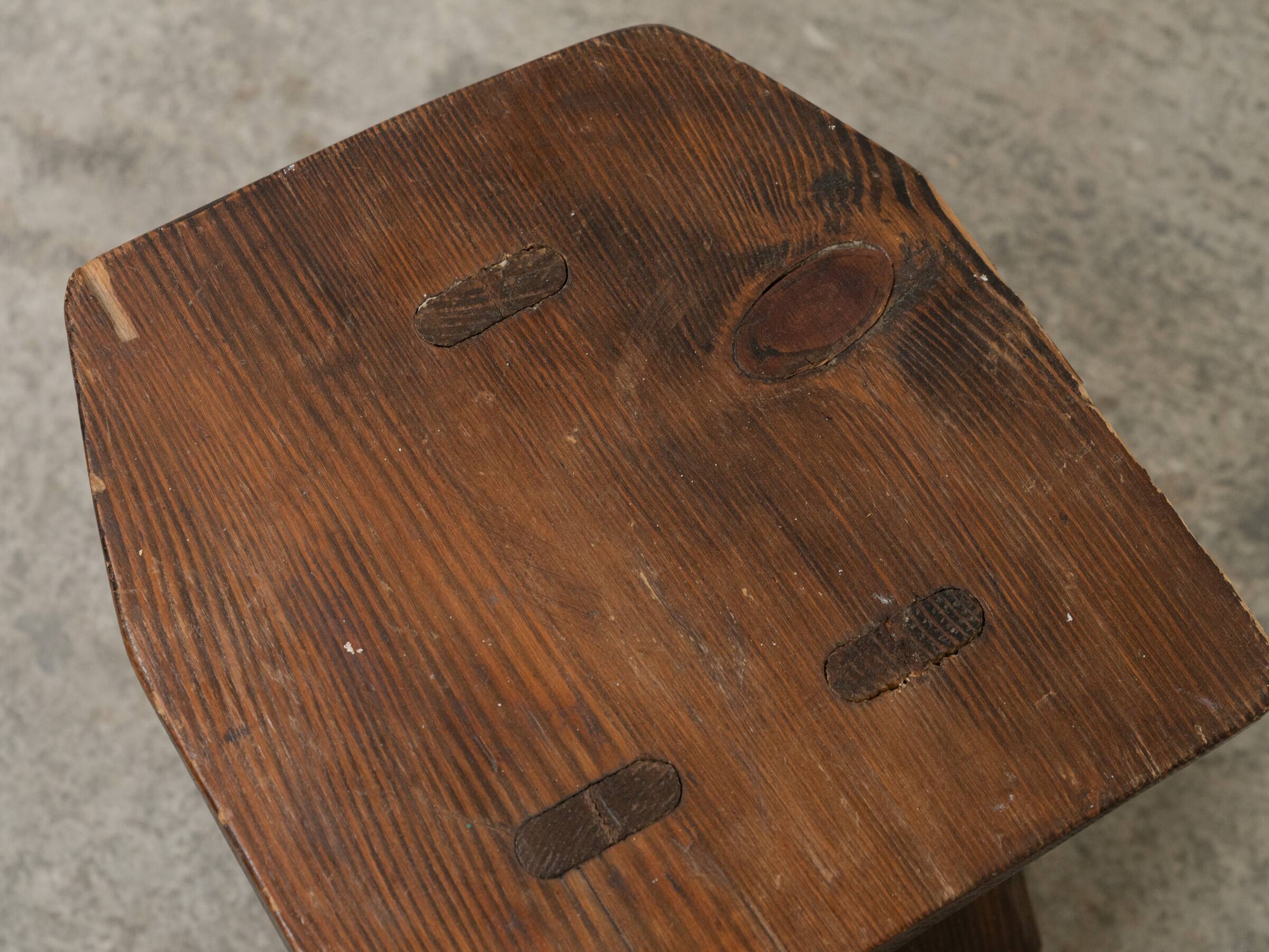 Ensemble table basse et tabourets brutaliste en pin noirci 1960