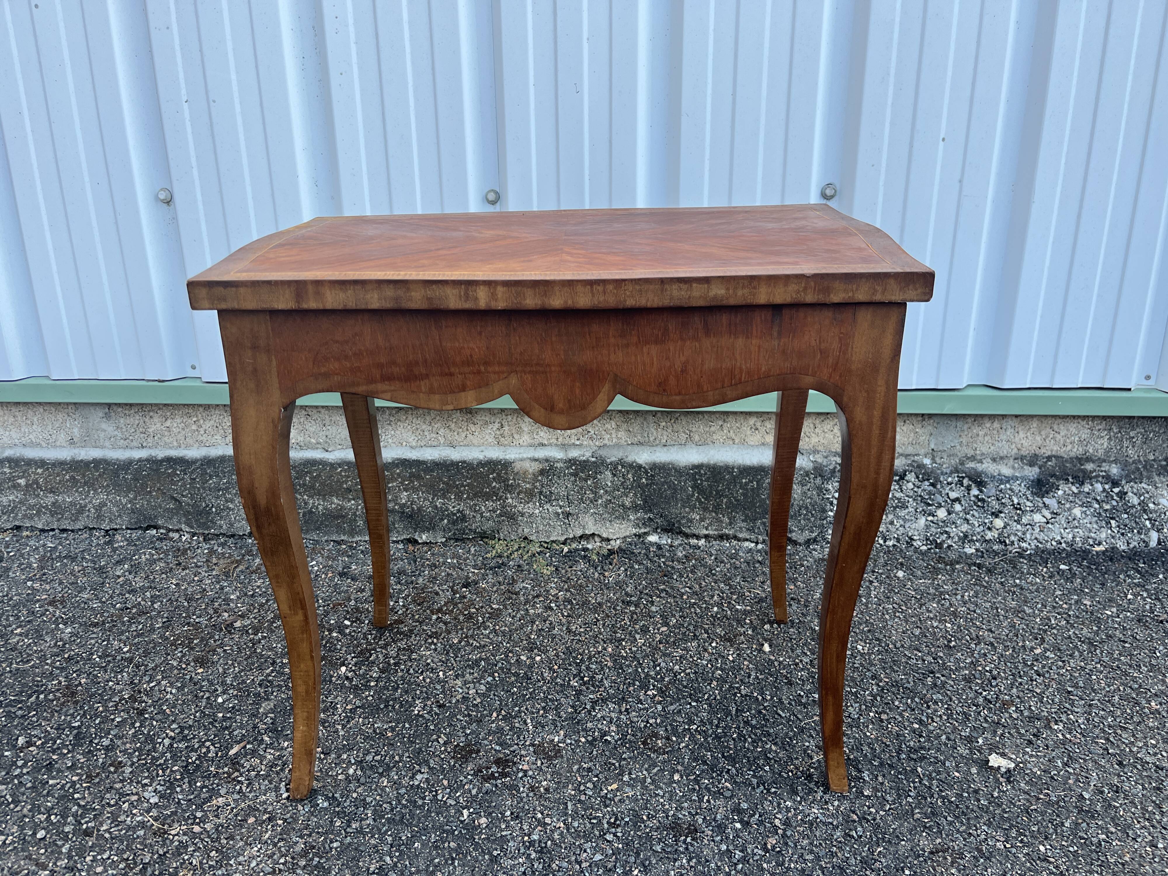 Table basse marquetée – style Louis XV