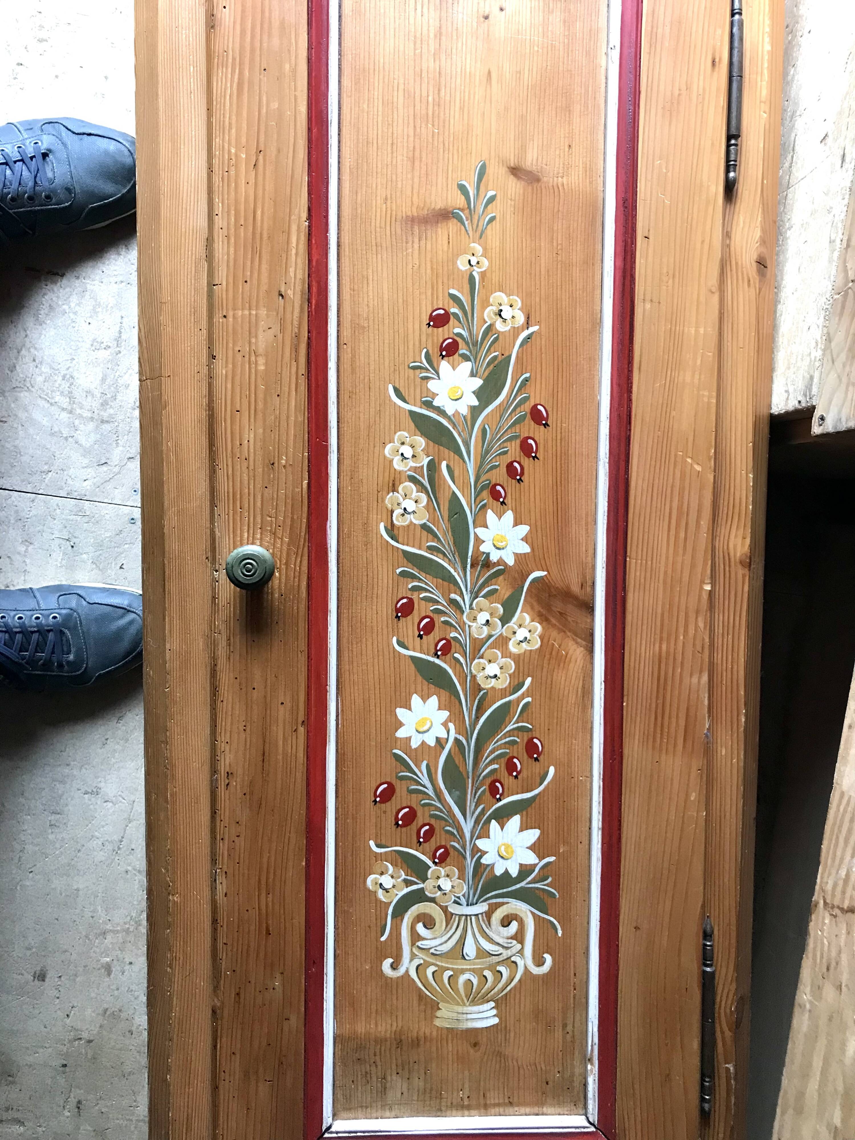 Hand-decorated pine hat in chalet style