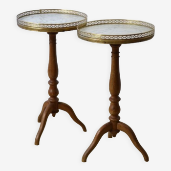 Deux tables basses rondes tripodes style louisxvi