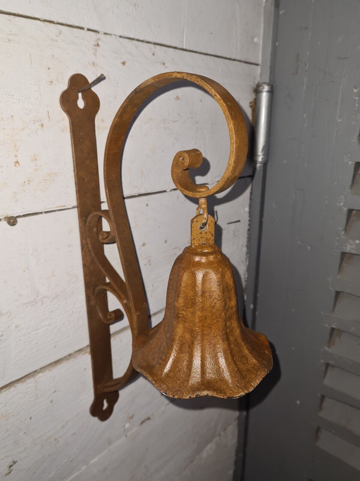garden bell in iron and cast iron