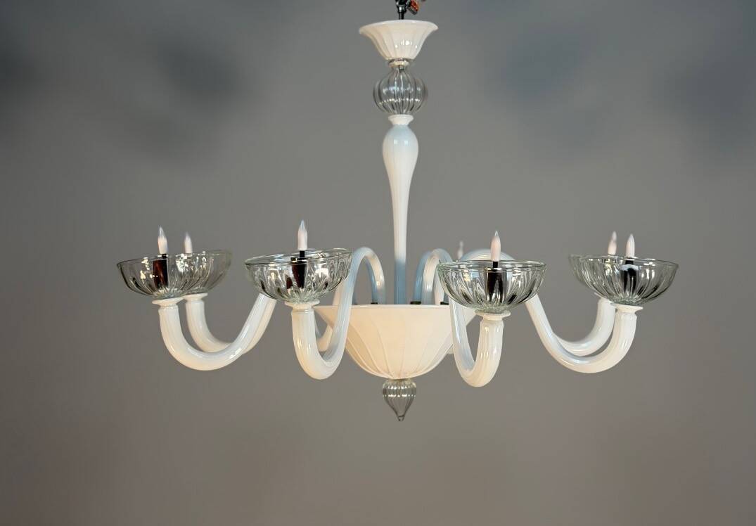 Venetian chandelier in white and colourless Murano glass, circa 1990.