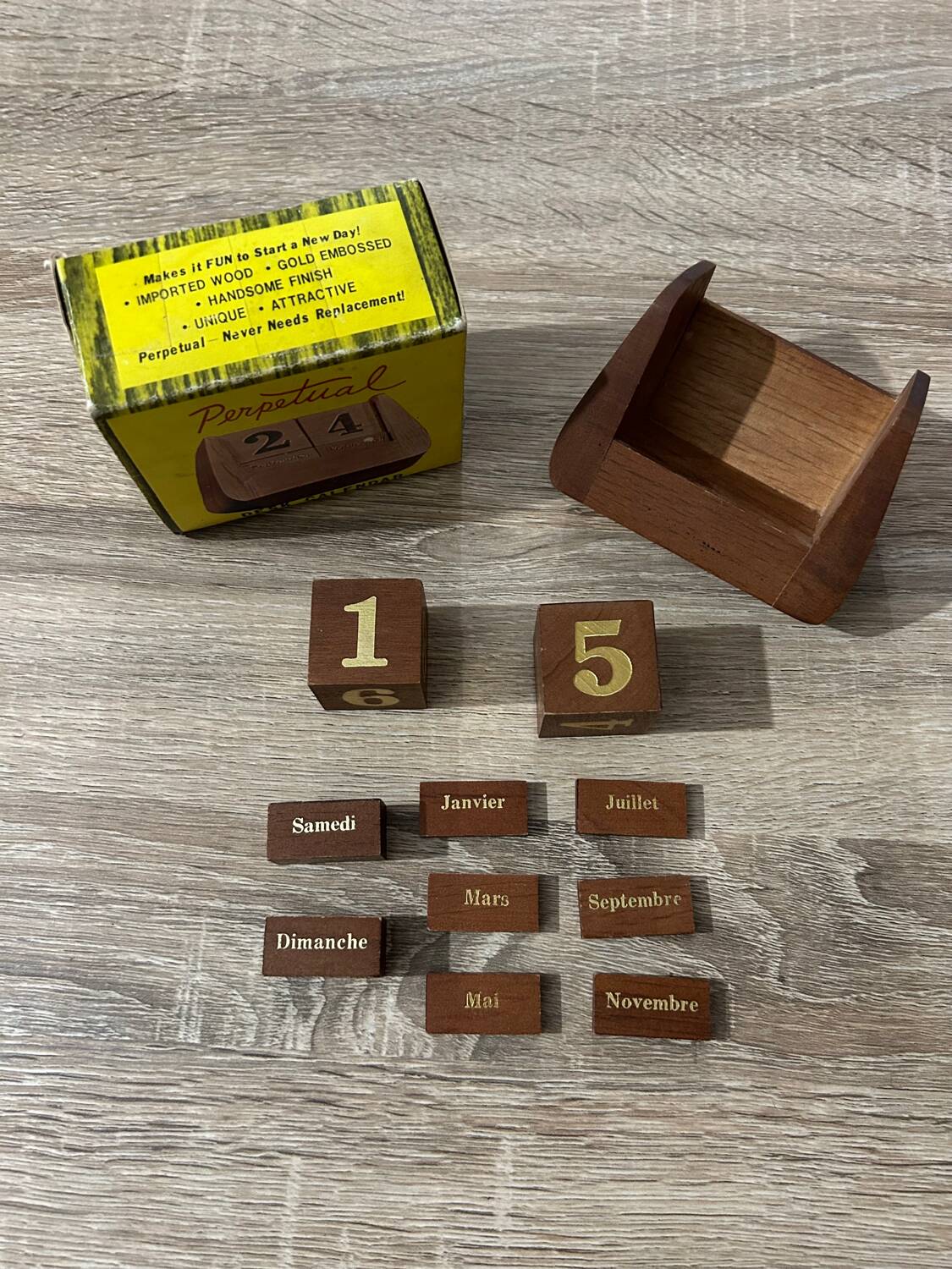 Perpetual calendar in wooden cubes