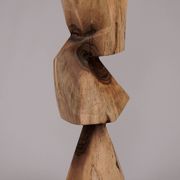 Table d’appoint sculpturale en bois massif, design contemporain original, logniture