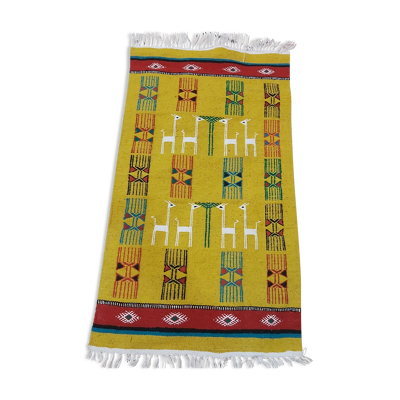 Tapis couleur moutarde à motifs gazelles style berbère