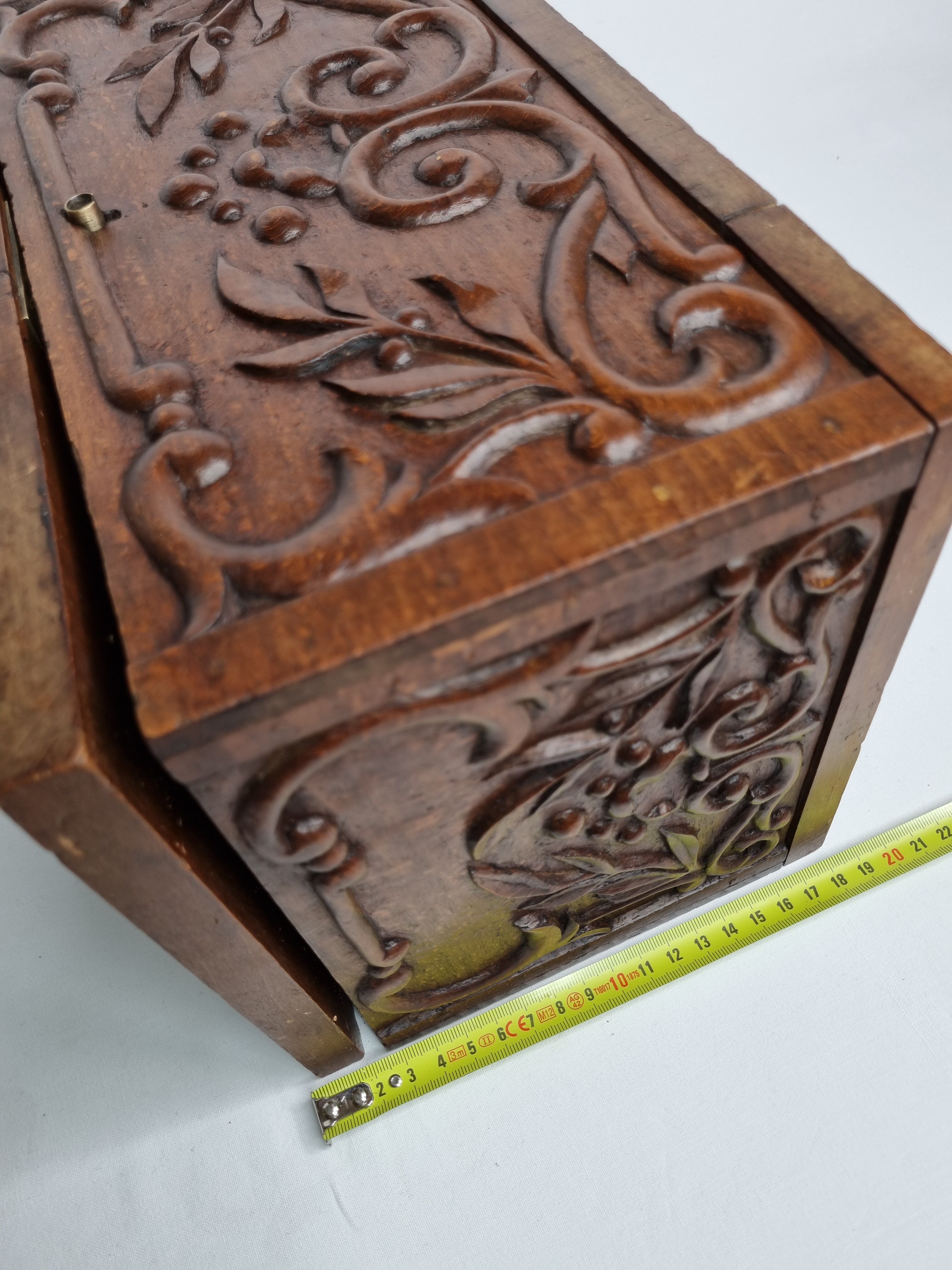 Ancien coffret en bois sculpté à décor de mascaron