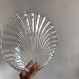 Dish in the shape of a crystal shell