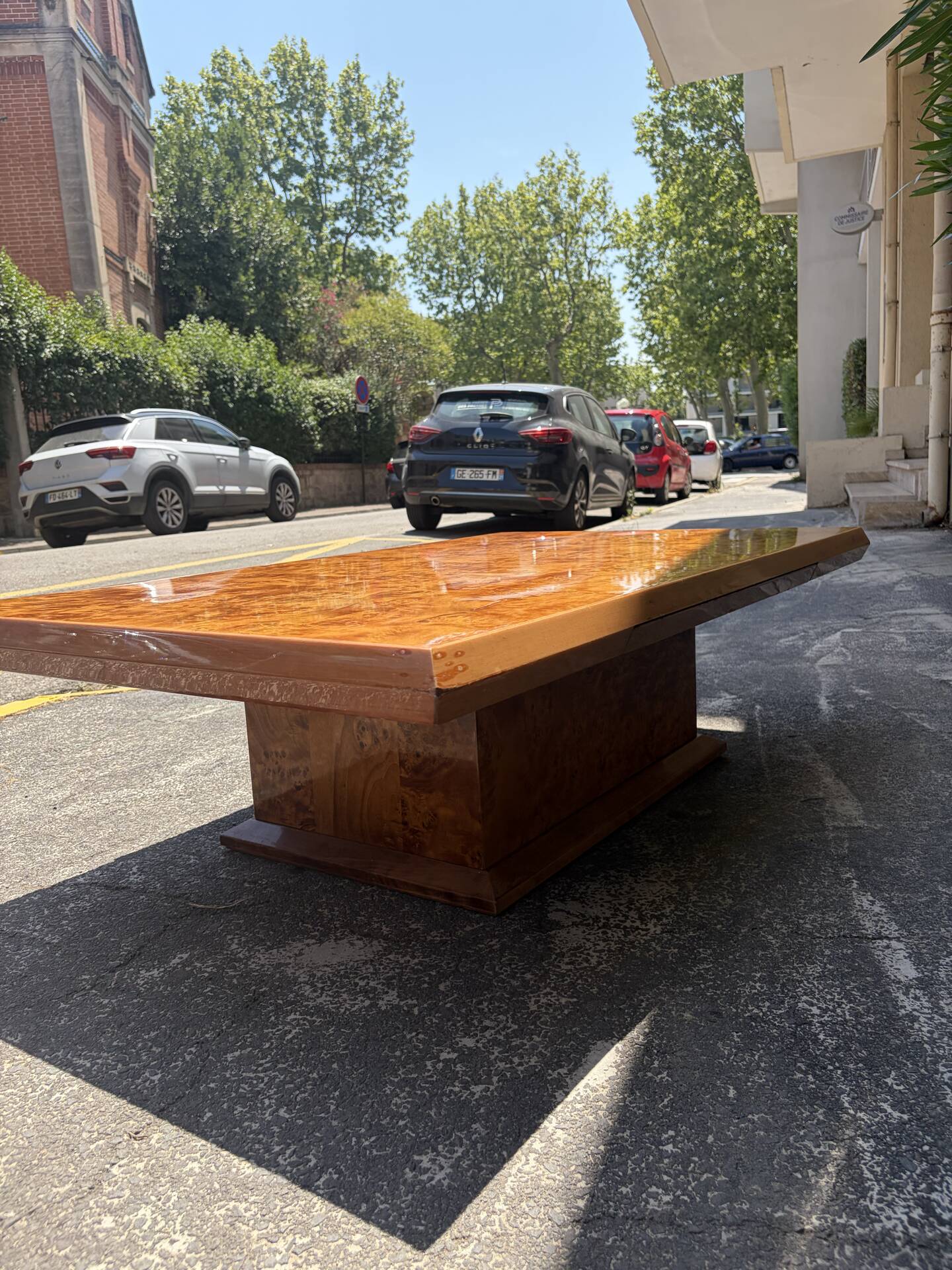 Coffee table in elm burl with 2 mirrored drawers from the 1970s.