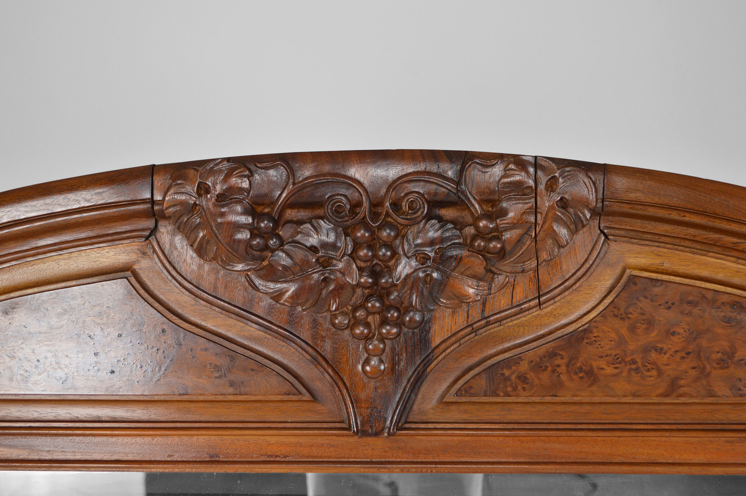 Miroir trumeau Art Nouveau sculpté de vigne, en noyer et loupe