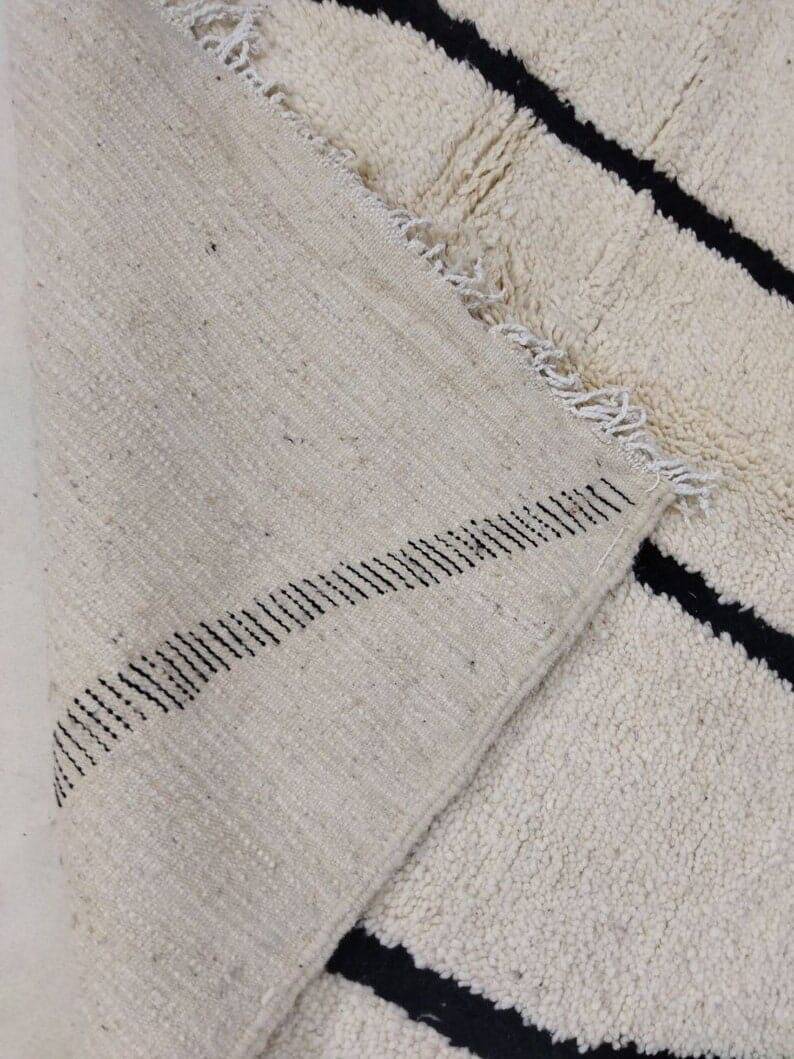 Traditional handmade Berber rug, size 150 x 250 cm