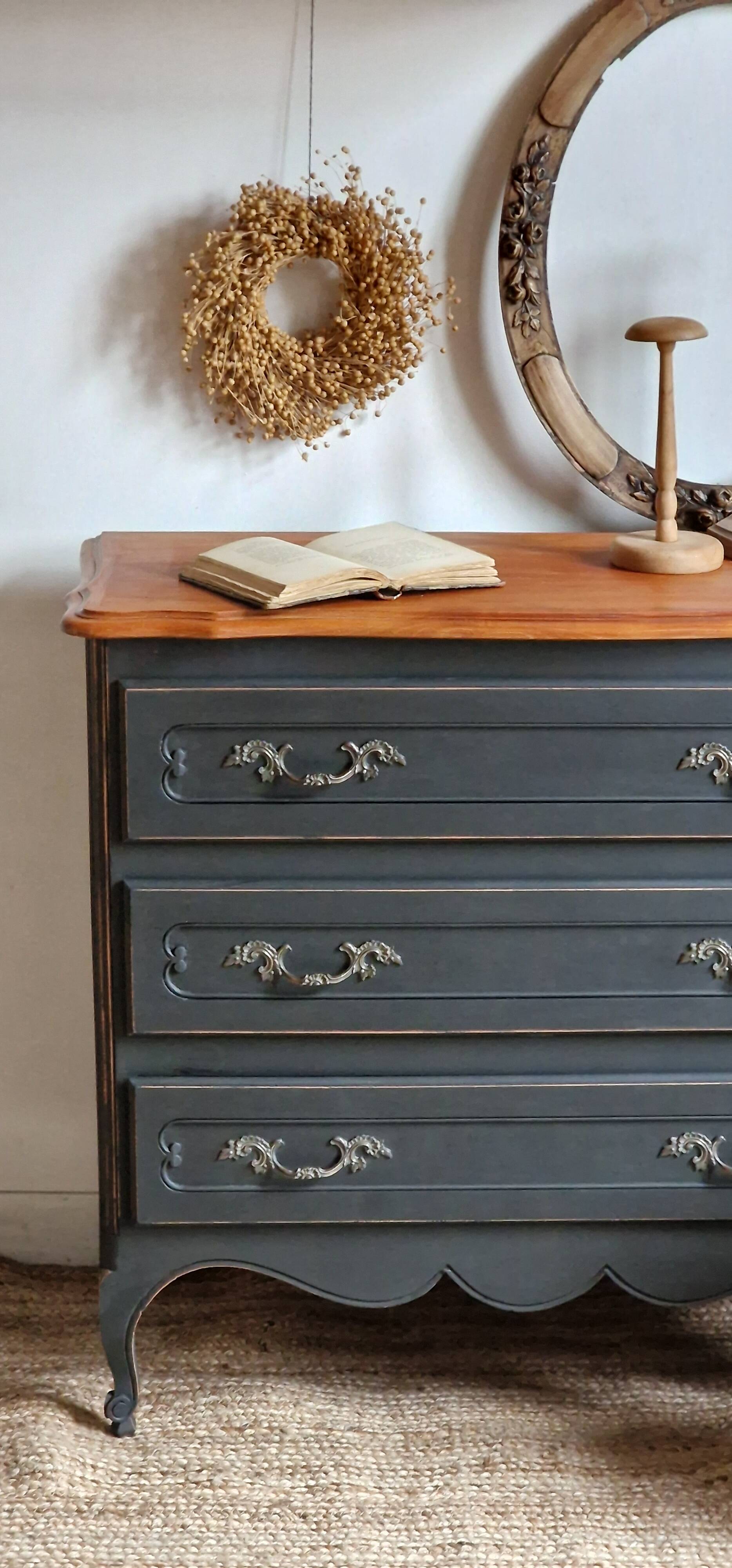 Antique chest of drawers