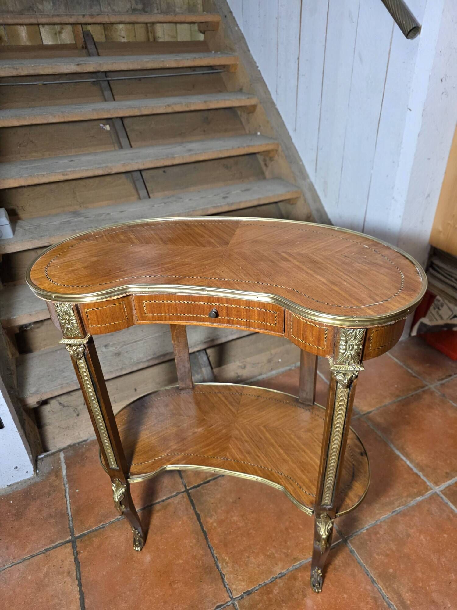 Kidney-shaped bedside table in Louis XV style with marquetry.