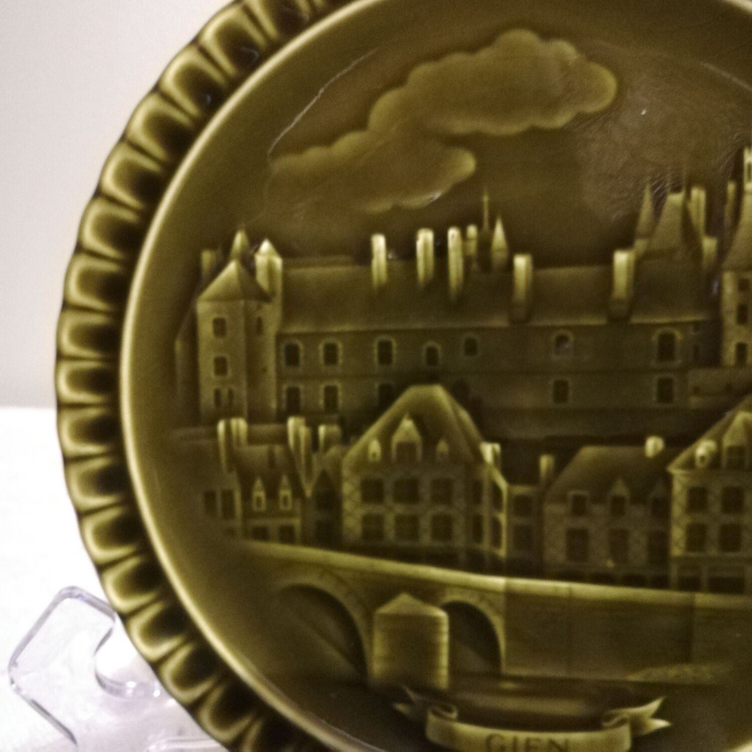 Plate in slip Gien decoration " castle of Gien "