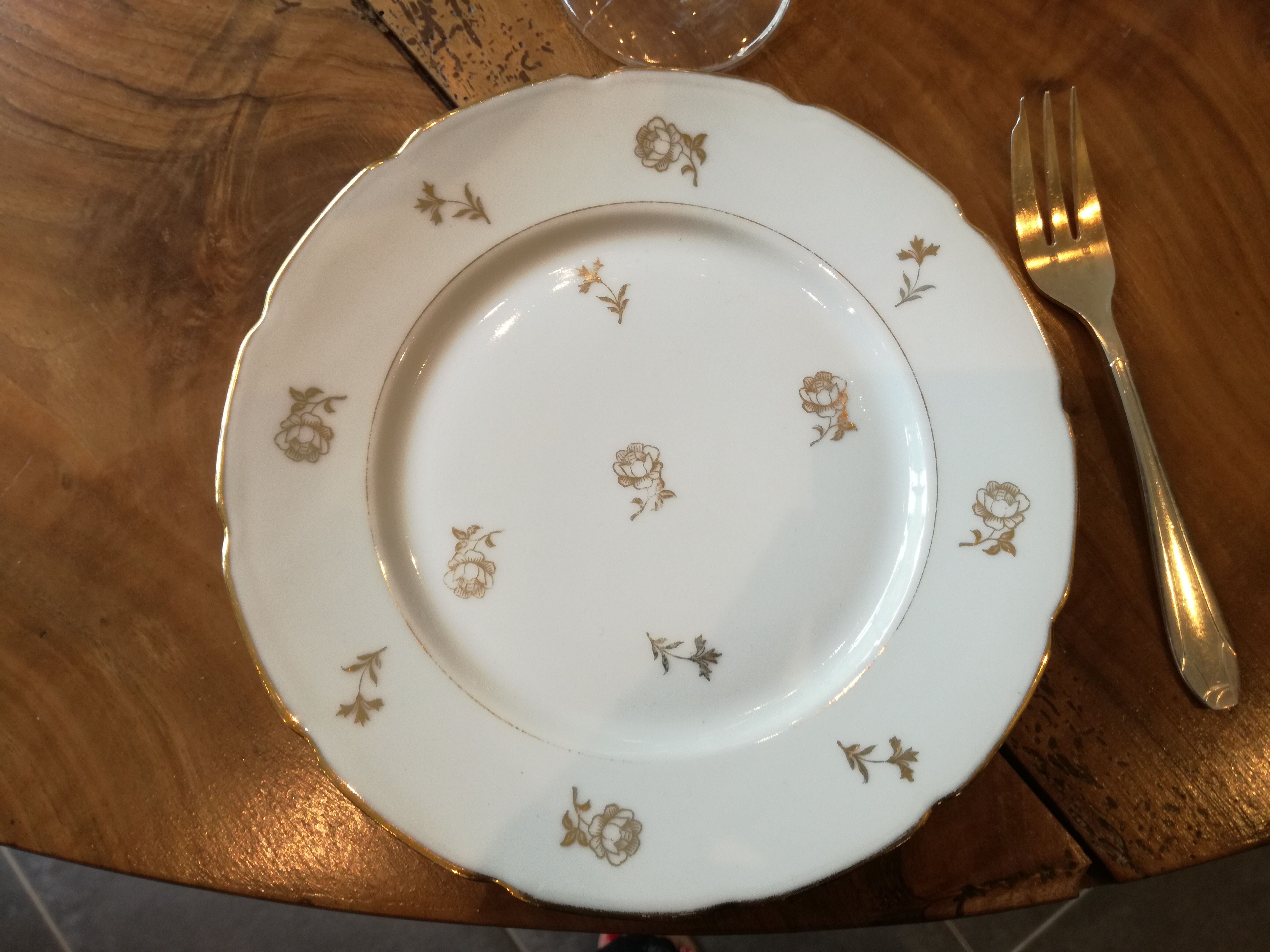 12 dessert plates in Limoges porcelain