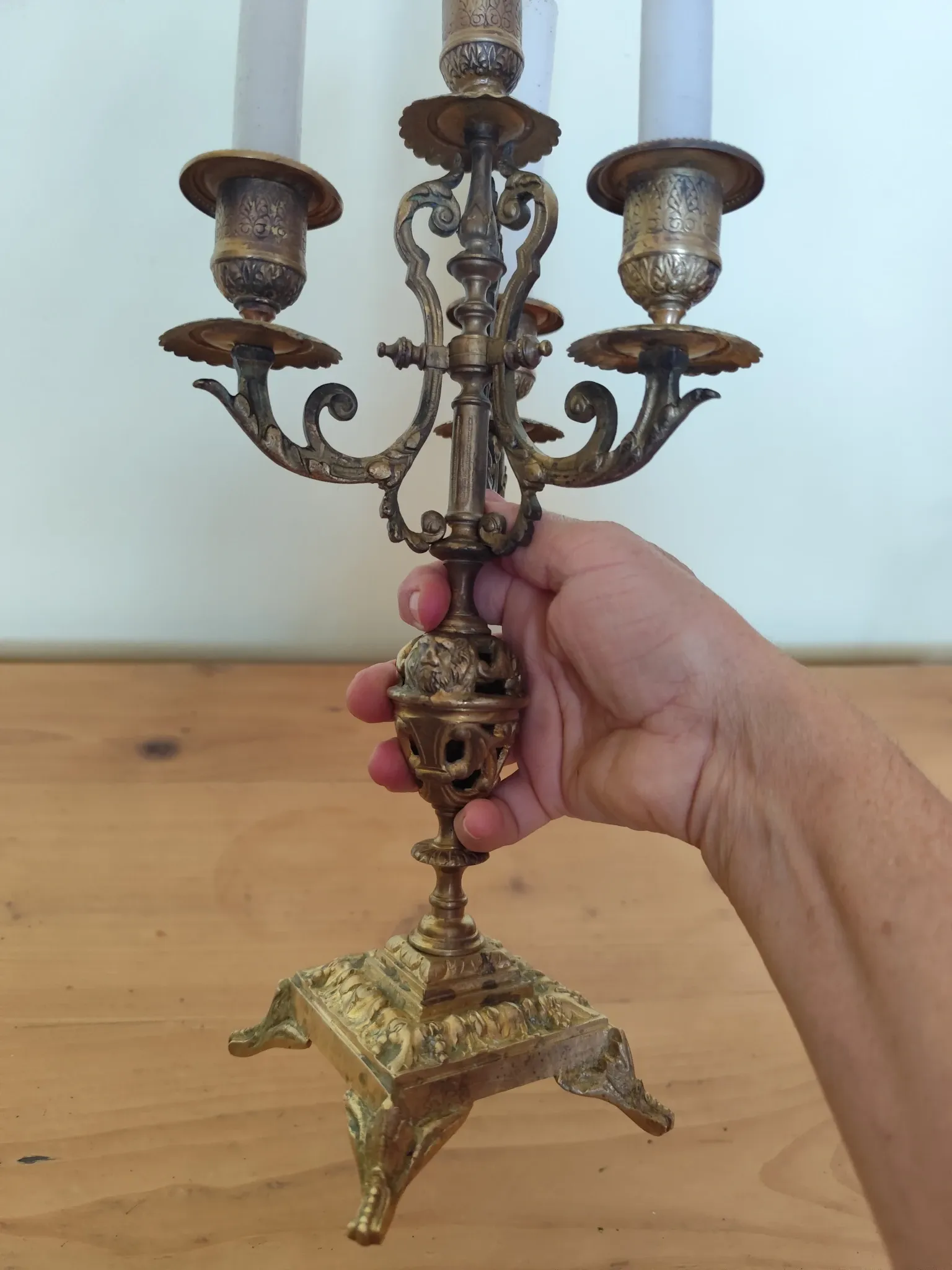four-light candelabrum in chiselled brass from the 19th century