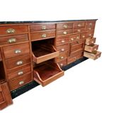 Grand comptoir d’apothicaire Art déco antique en acajou et comptoir de pharmacie en marbre noir, 1909