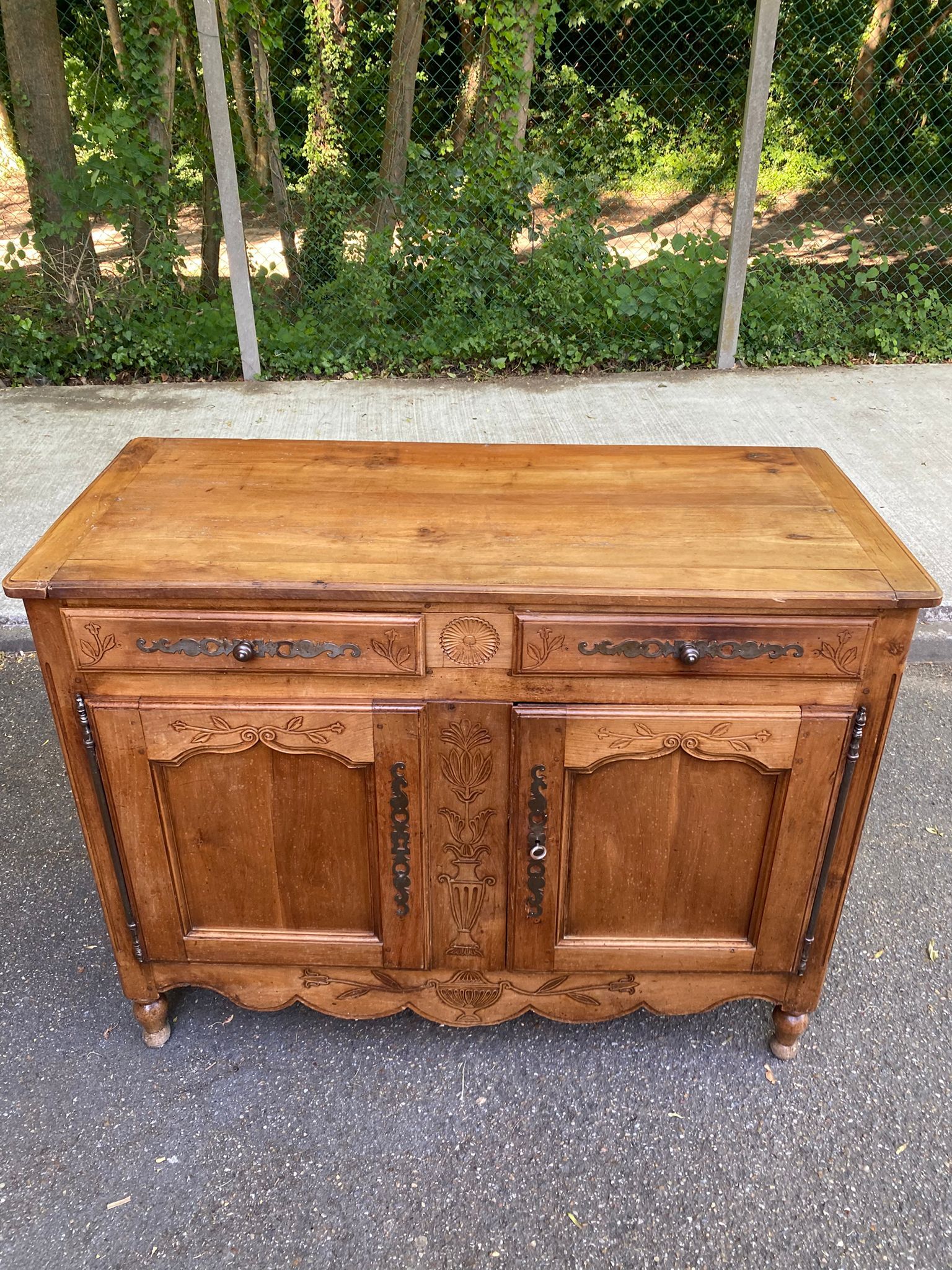 Louis XV buffet in light solid walnut from the 19th century.