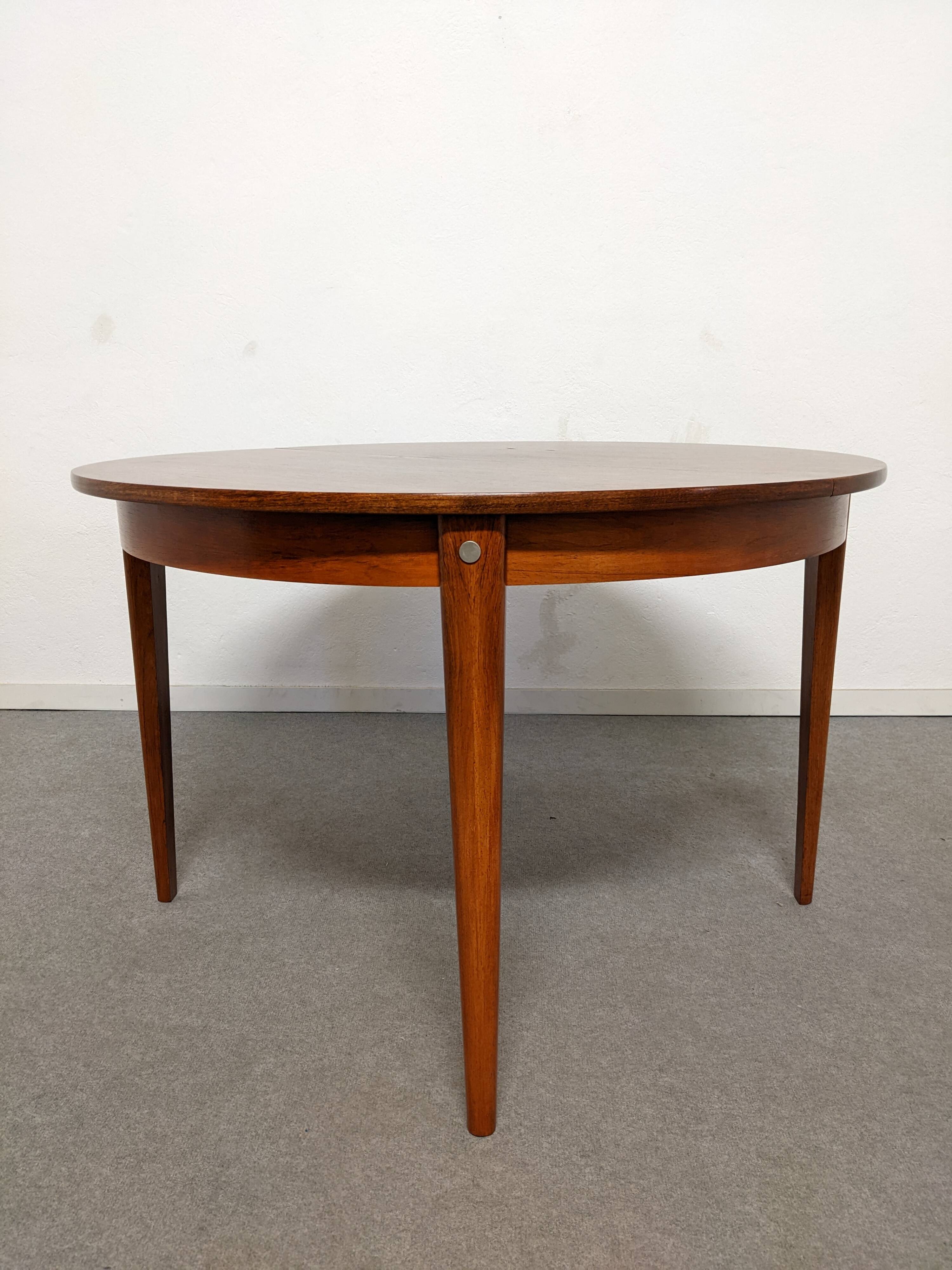 Scandinavian extendable rosewood dining table from the 60s/70s