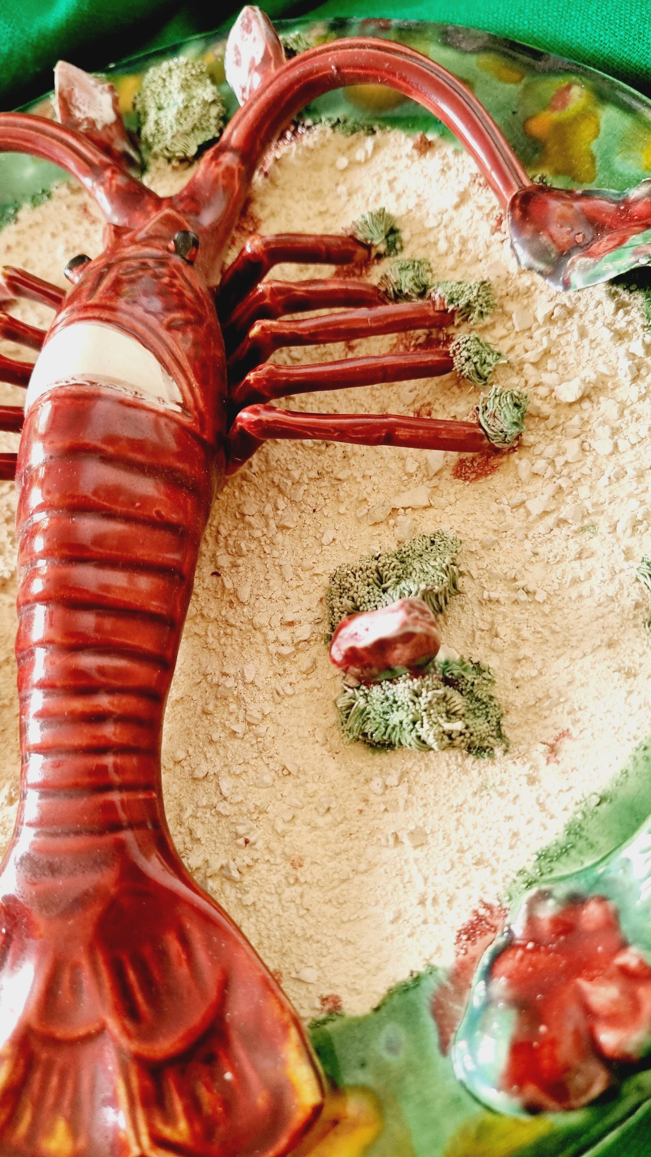 Assiette ancienne spectaculaire en céramique barbotine, ornée d'un homard