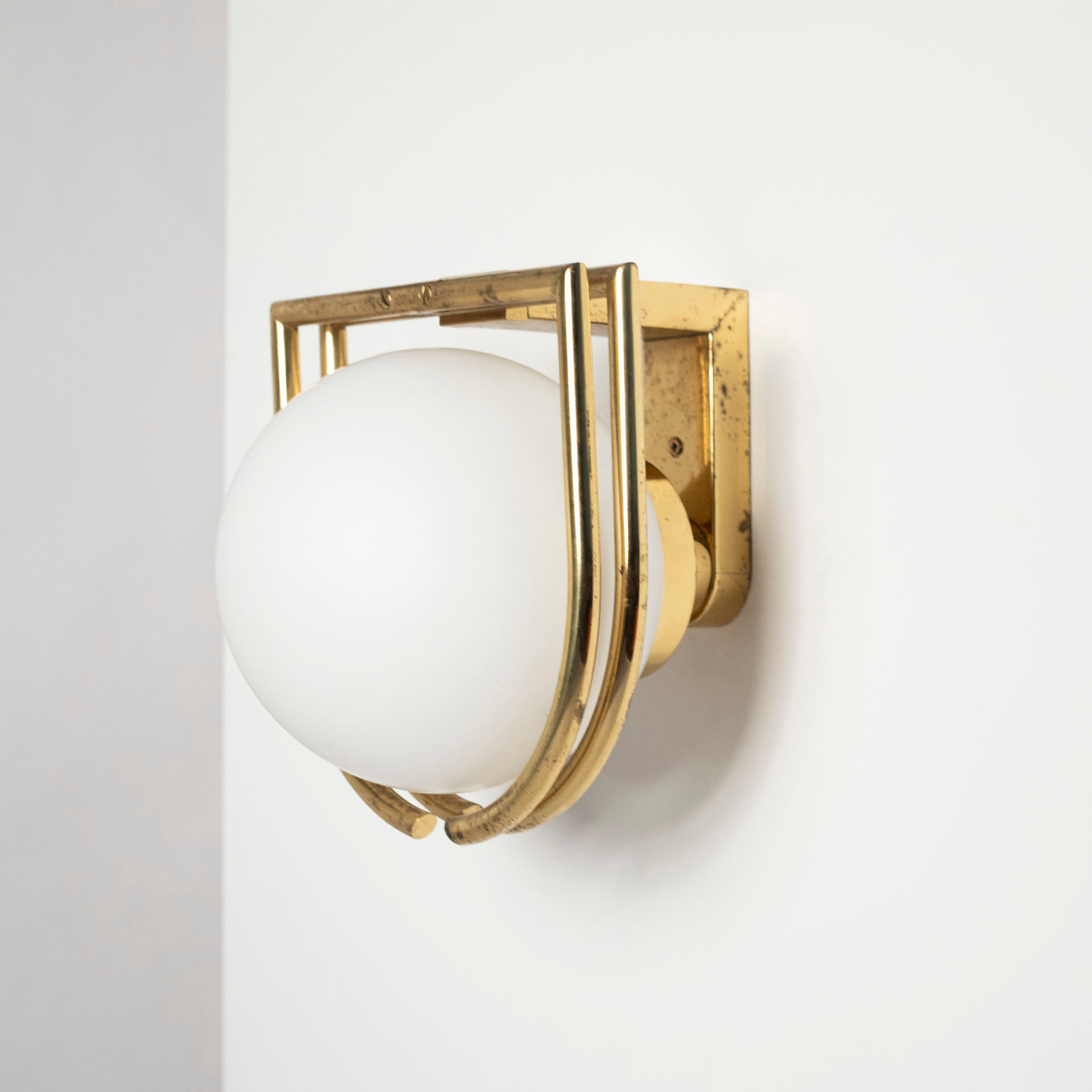 1970s wall lamp / sconce in brass and opaline glass, Italy