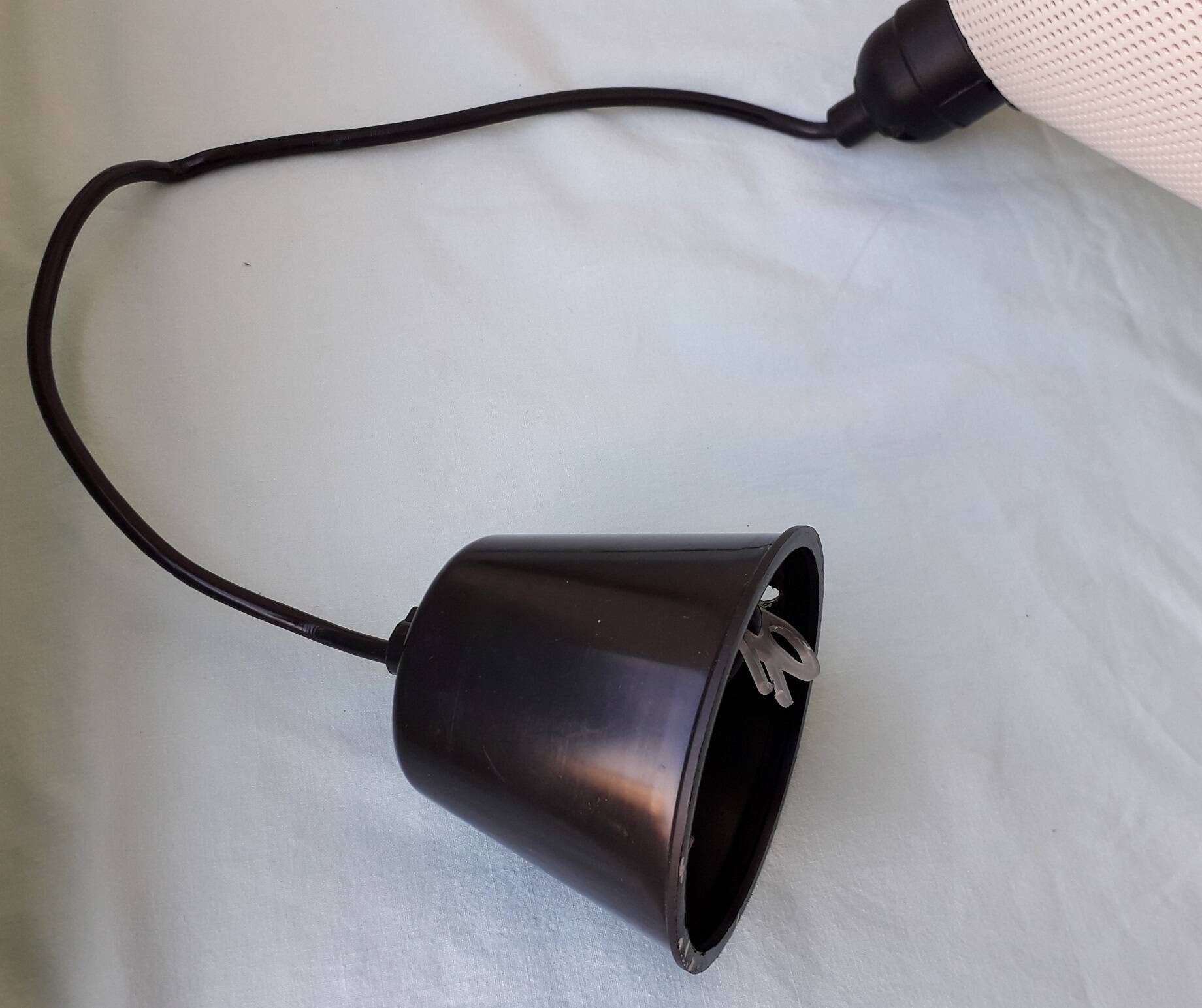 Suspension en métal perforé blanc