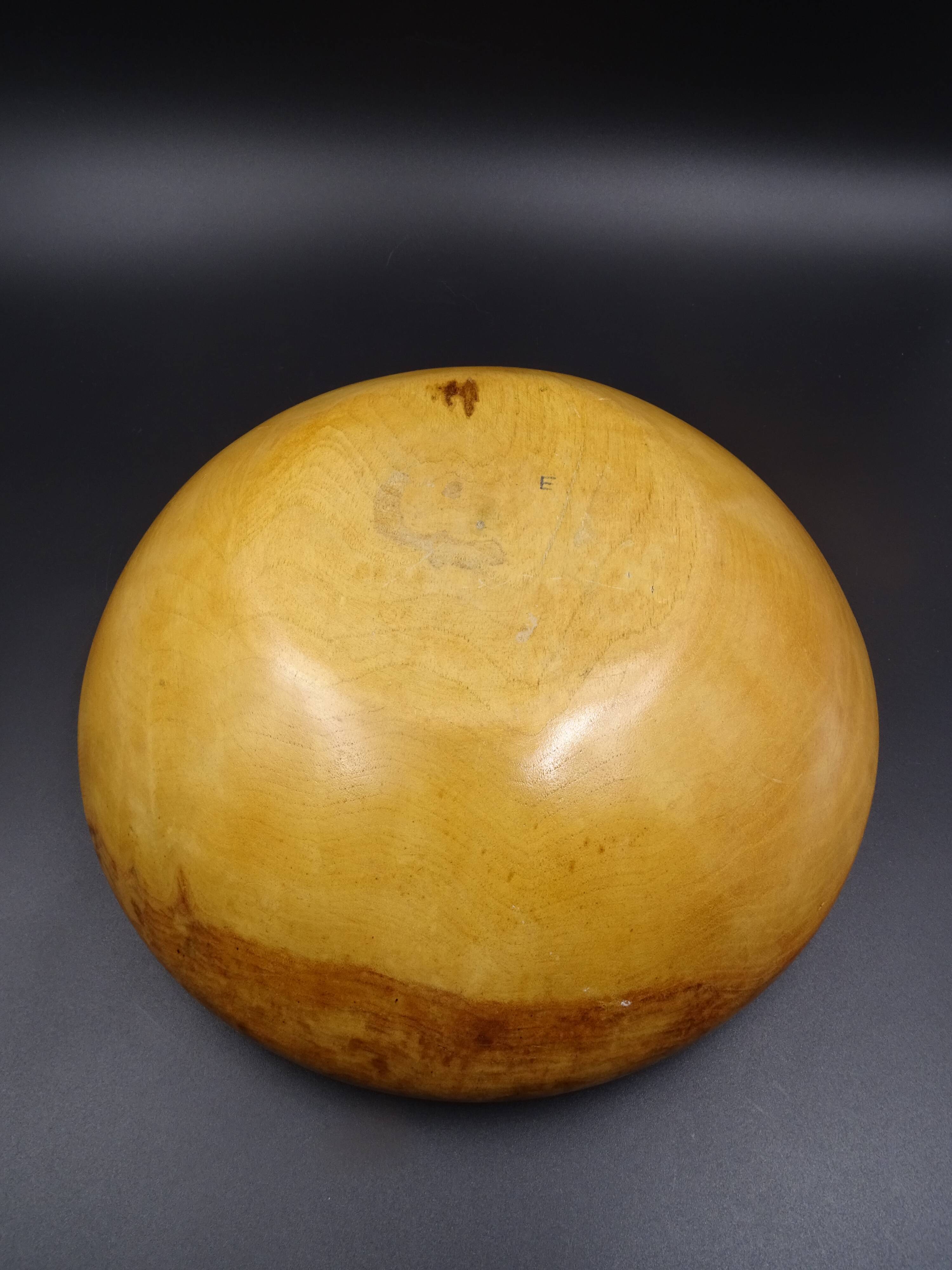 Wooden dish signed E - Circa 1960-1970