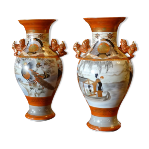Paire de vases en porcelaine de