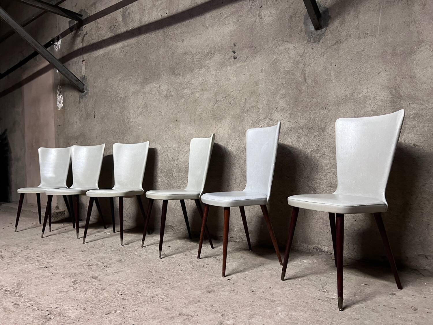 Serie de 6 chaises Baumann modèle Essor en simili cuir blanc