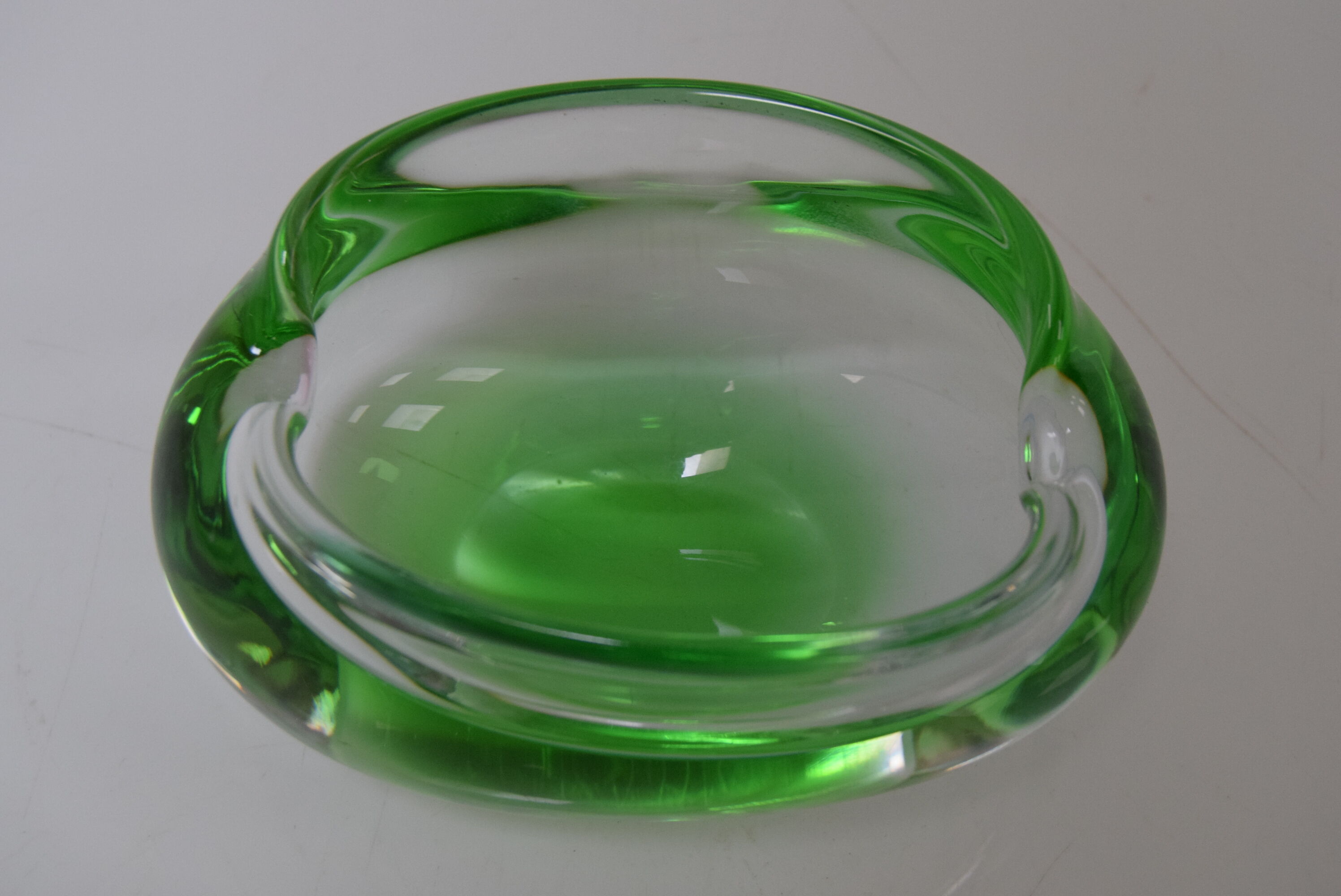 Cendrier du milieu du siècle en verre métallurgique, par Glasswork Novy Bor, années 1960.