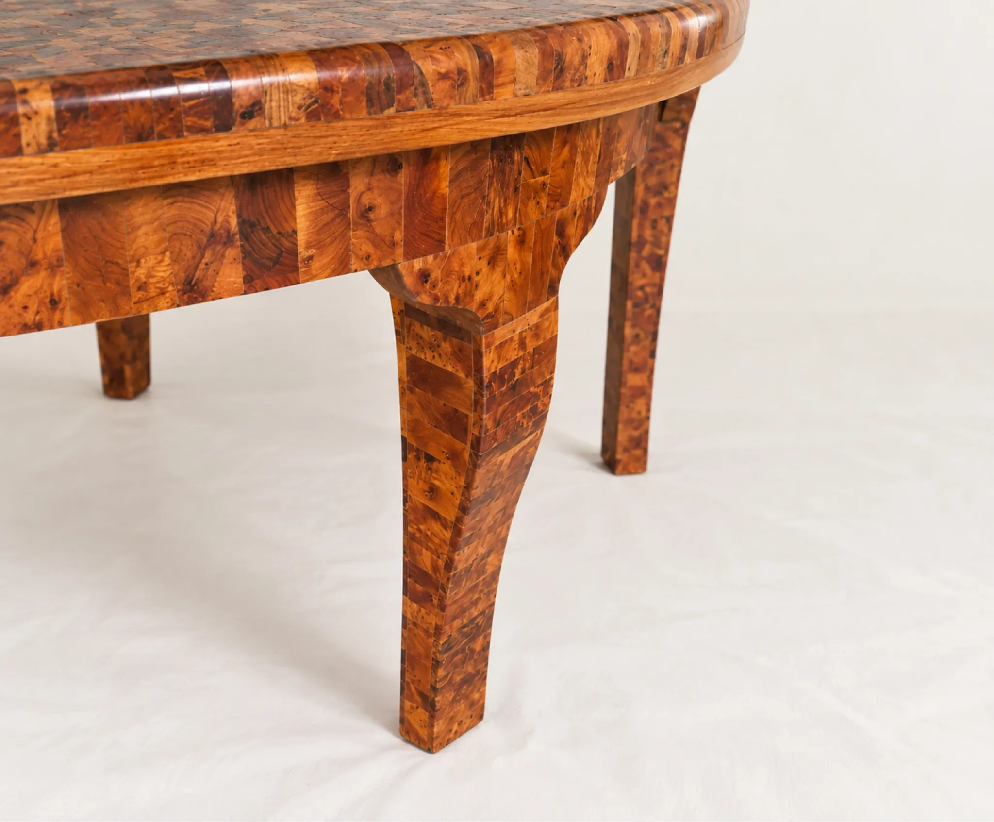 Table gigogne sculpturale en marqueterie de bois – Triptyque modulable