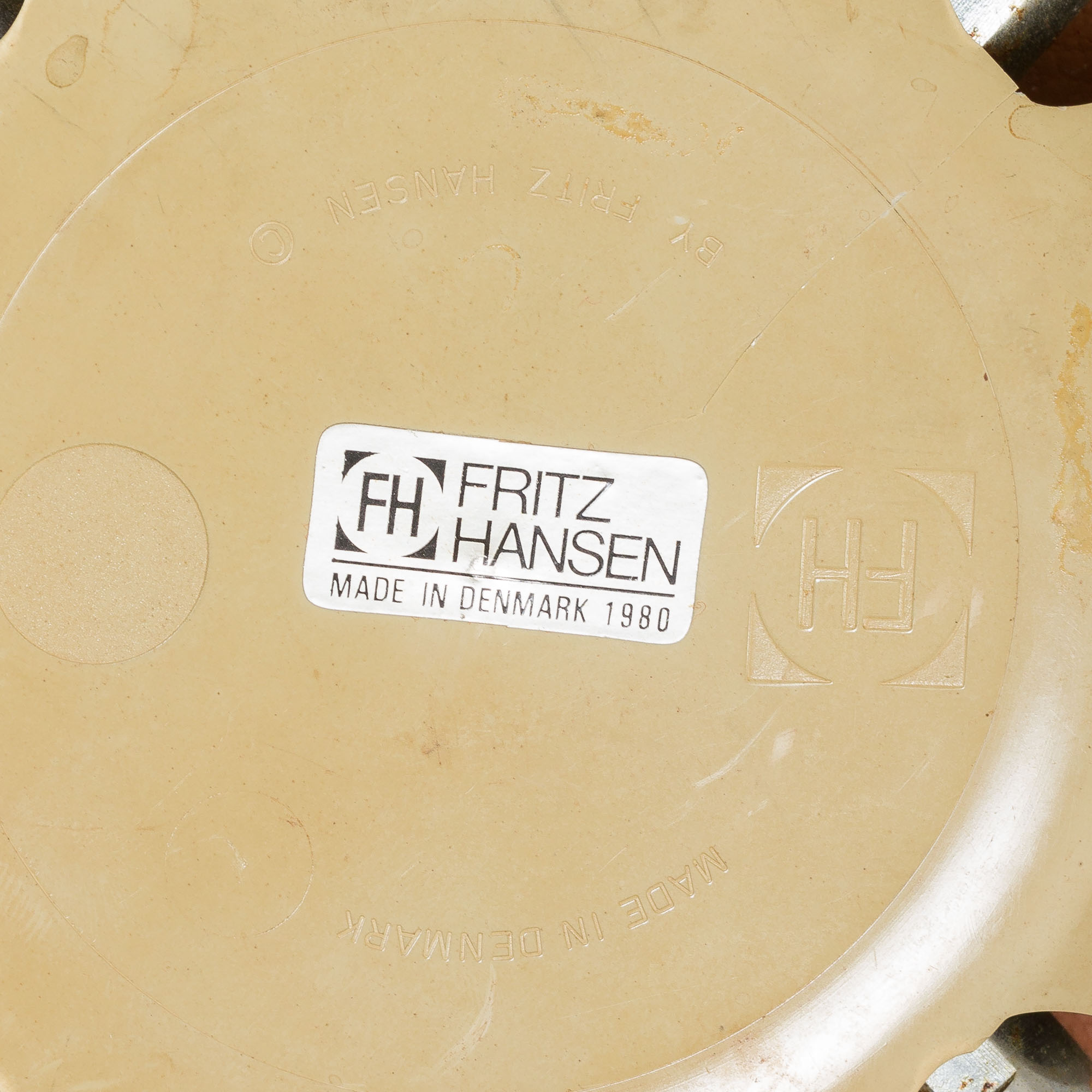 Series 7 chair model 3207 by Arne Jacobsen , Denmark 1980