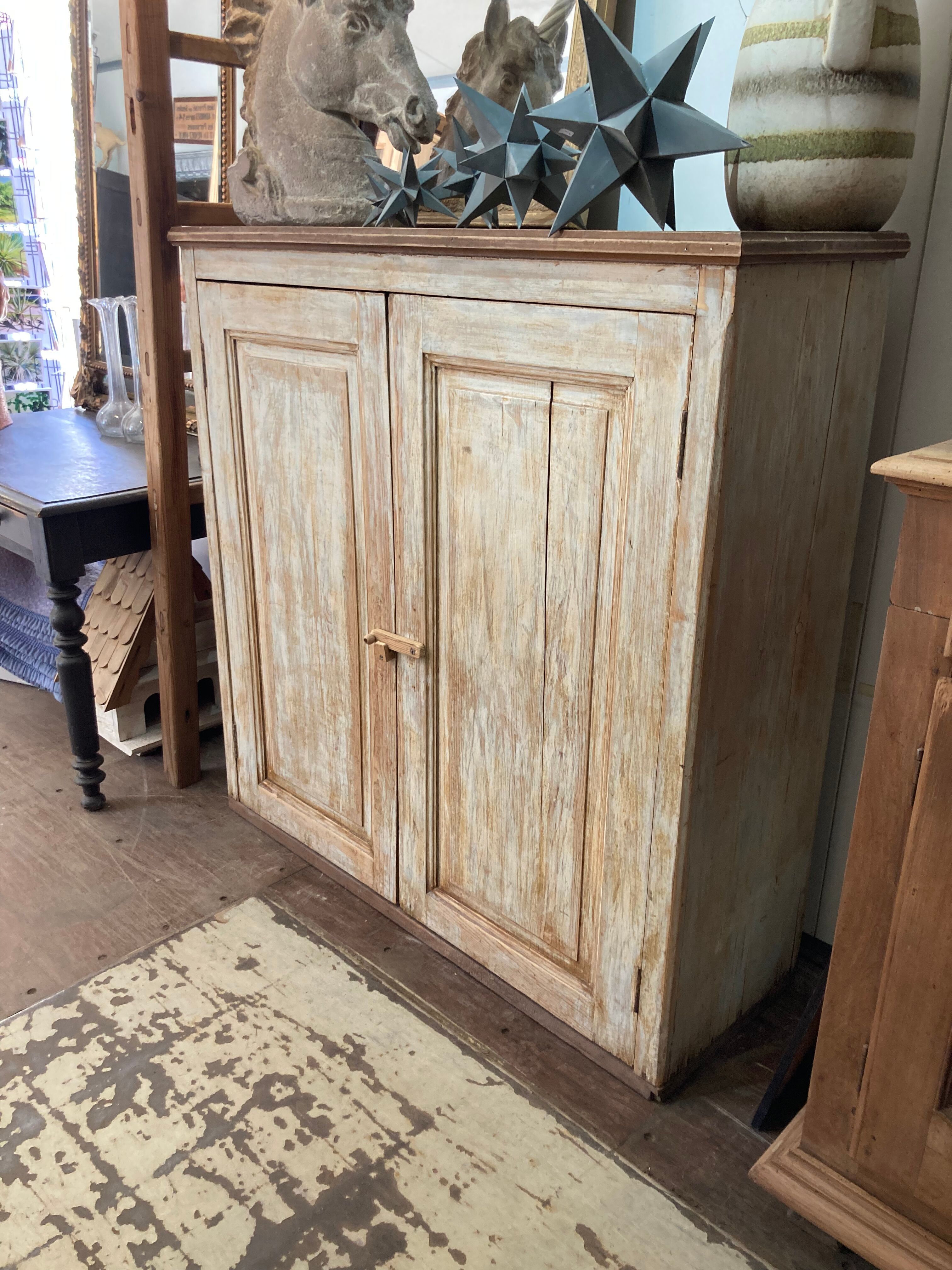 Trade furniture 2 doors patinated