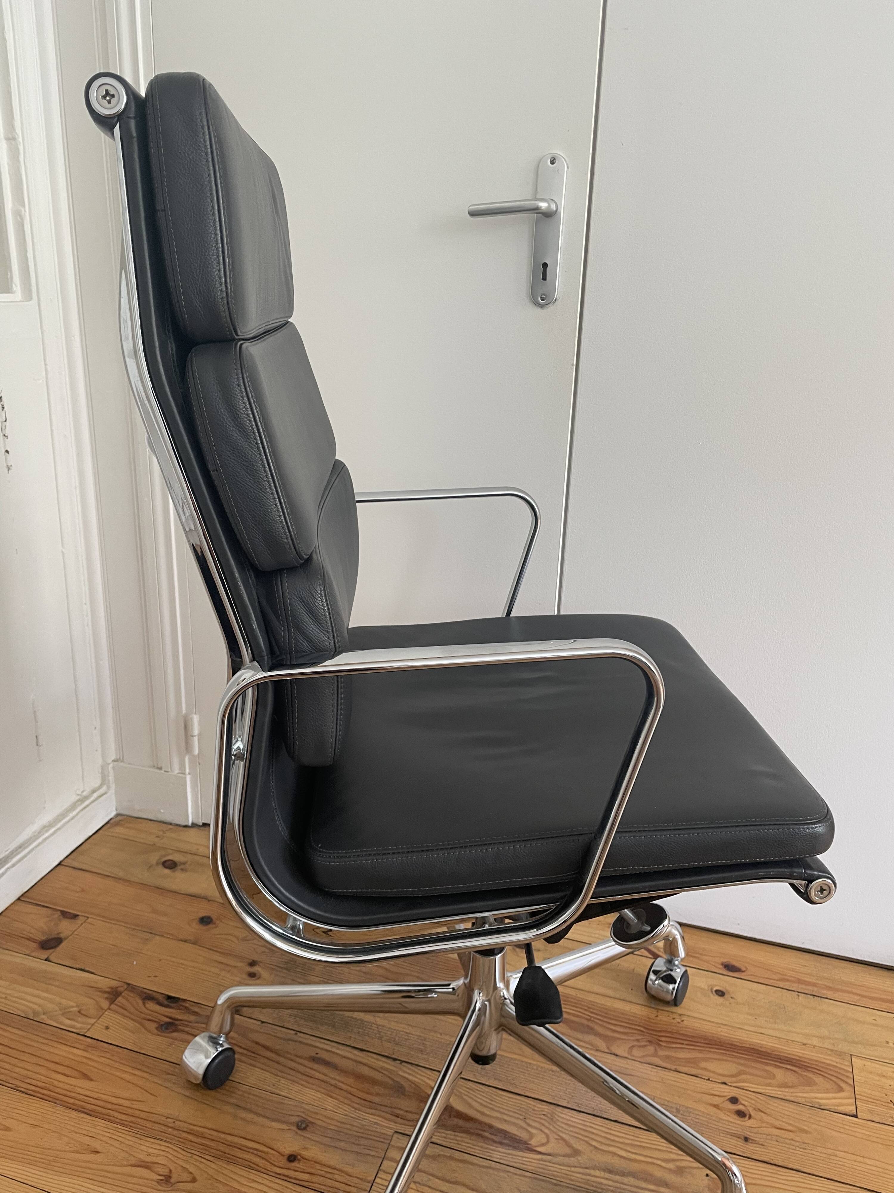 Fauteuil de bureau ea 219 soft pad eames chair by vitra