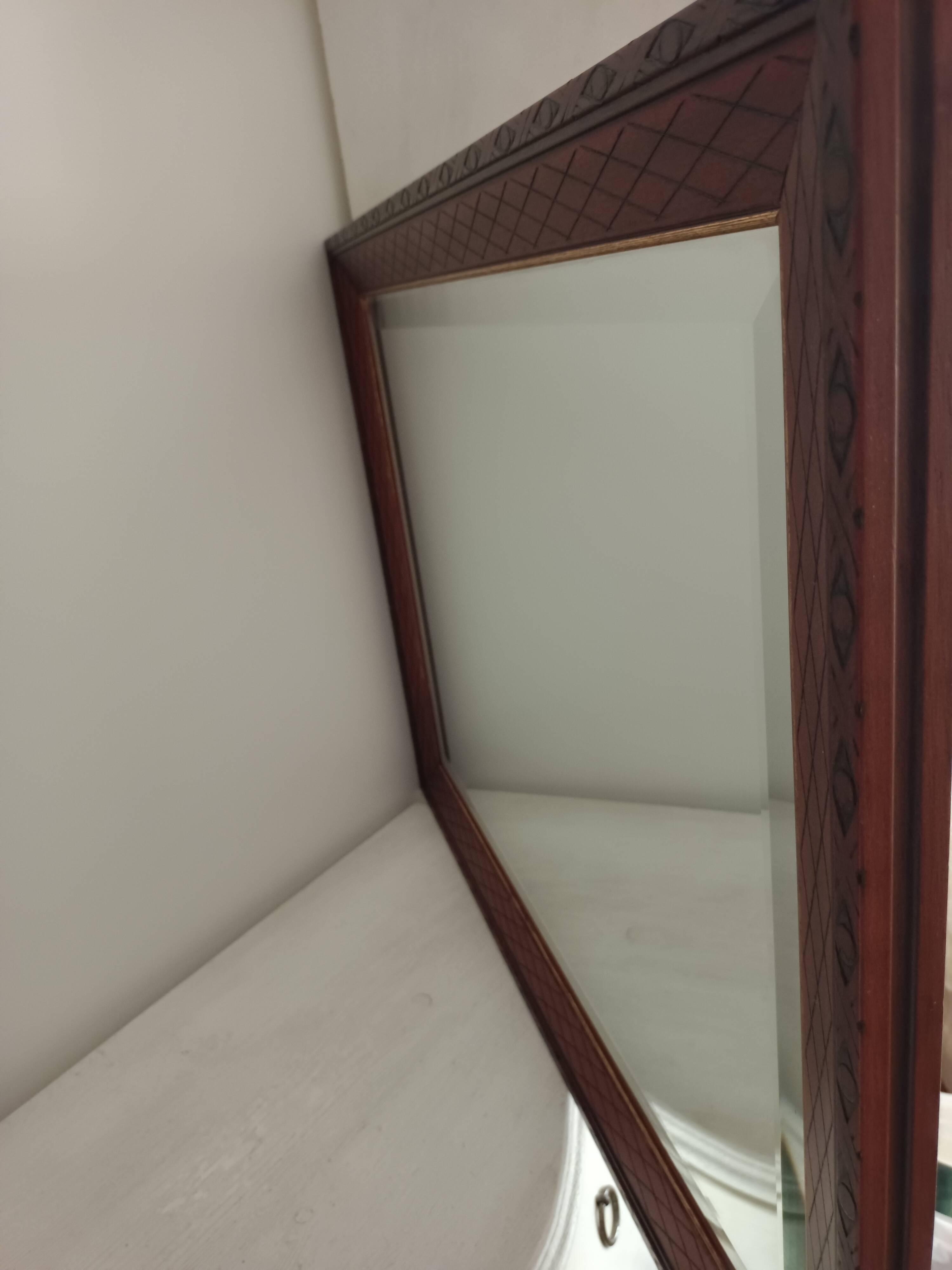 Beveled mirror, carved wood, gilded outline. 58x78x3 cm