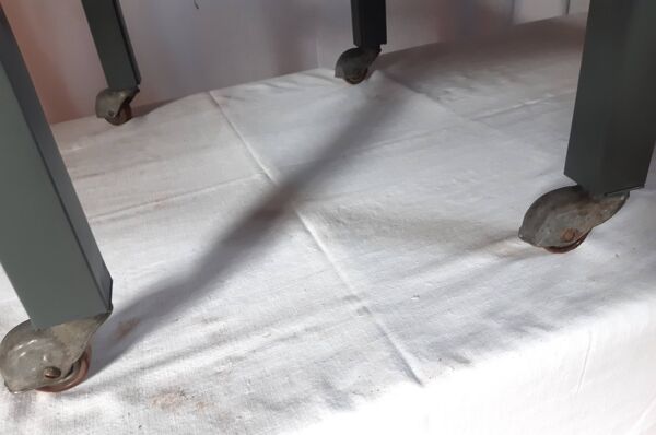 Table de bureau en fer à roulettes
